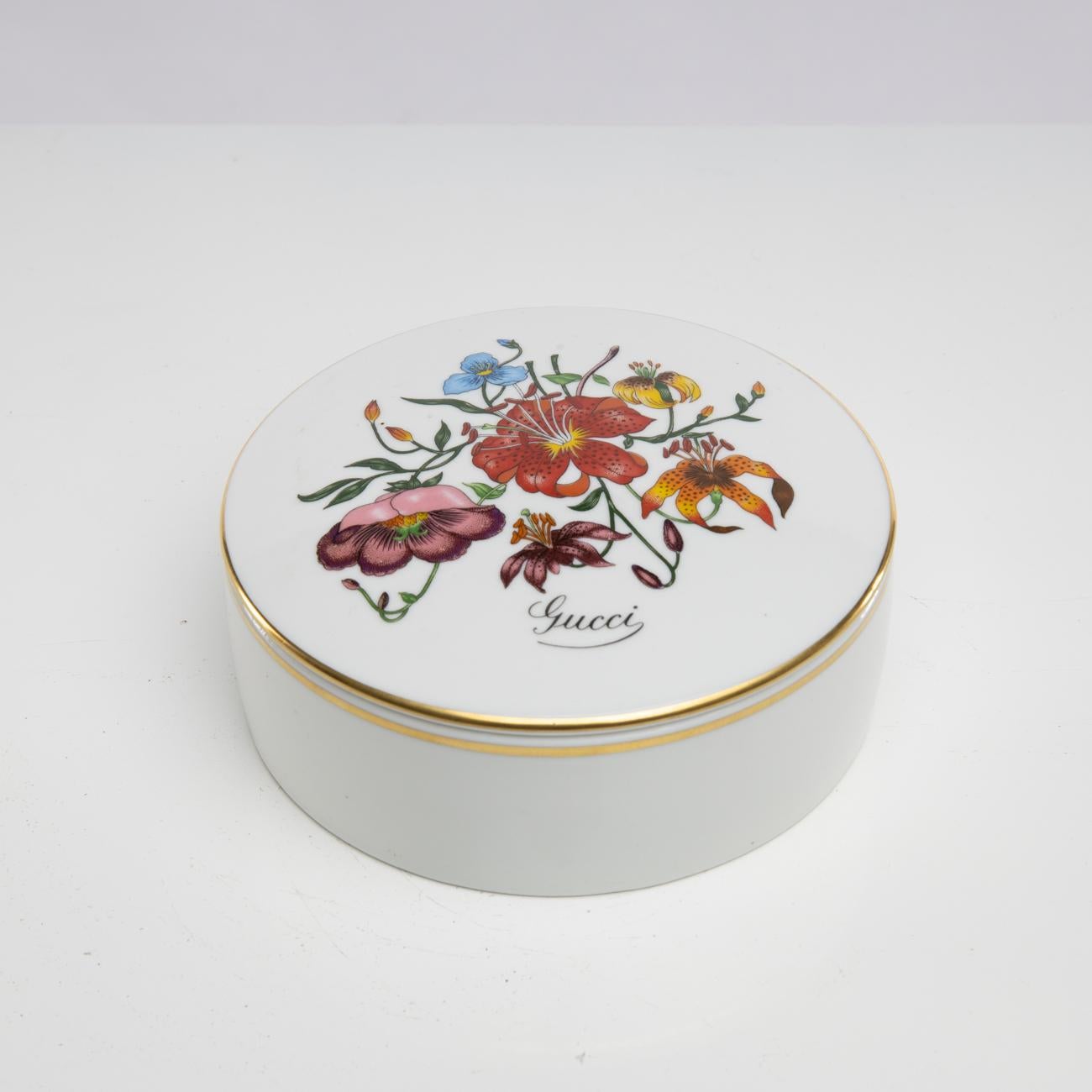 Dose mit Porzellaneinlage, verziert mit dem ikonischen Flora-Motiv:
Hübsche Porzellandose, deren Deckel mit dem Morif 
