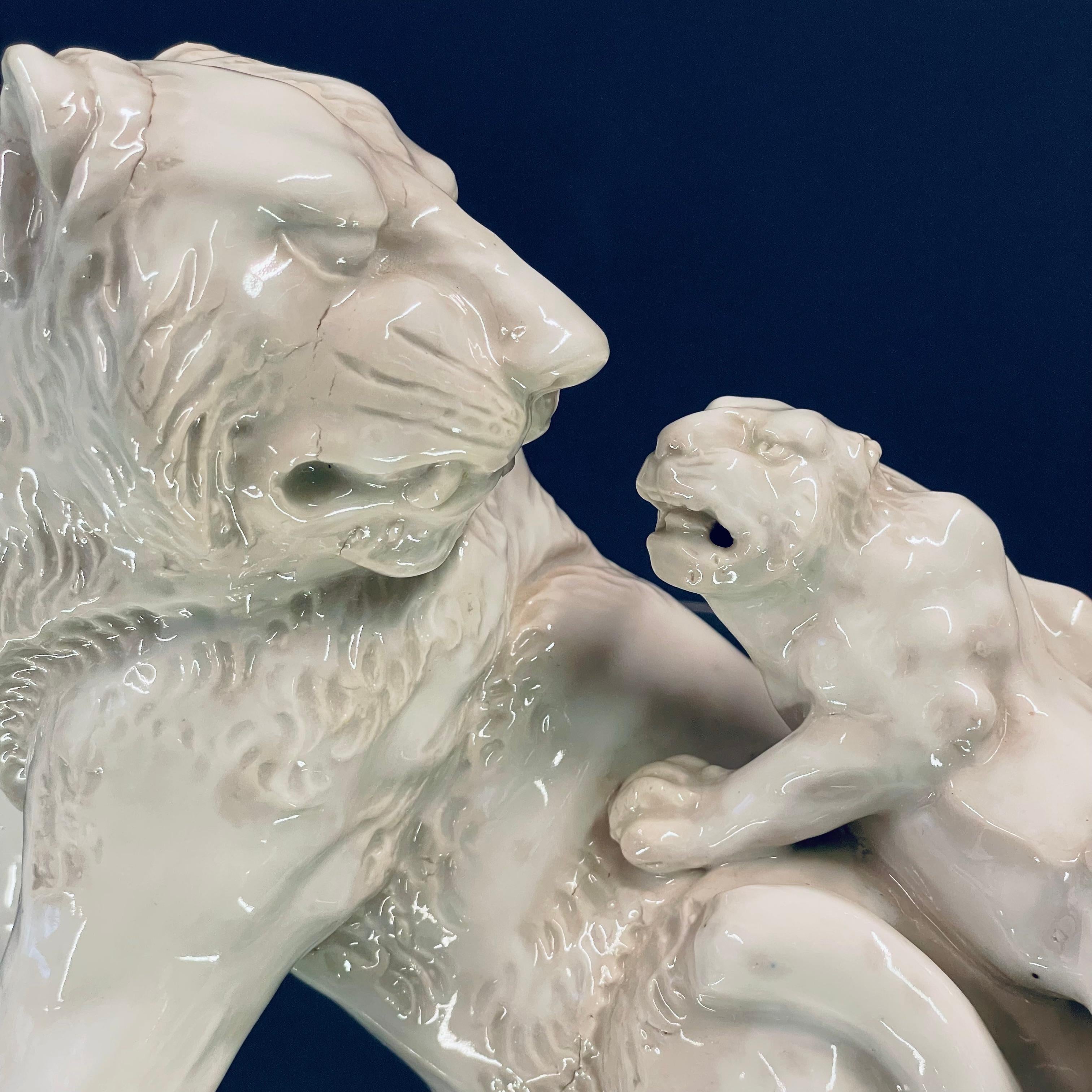 Scultura di leone in porcellana in vendita 5