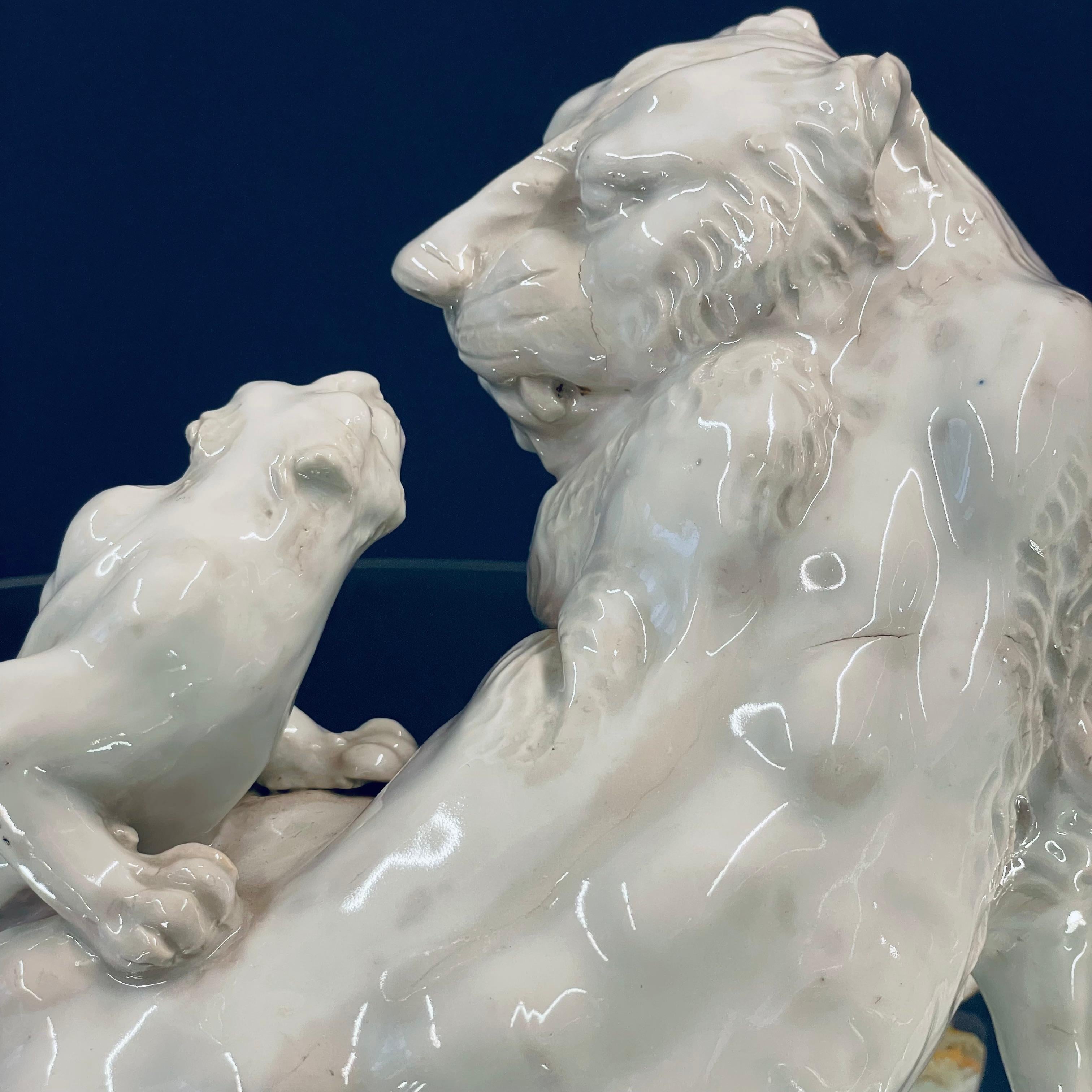 Scultura di leone in porcellana in vendita 6