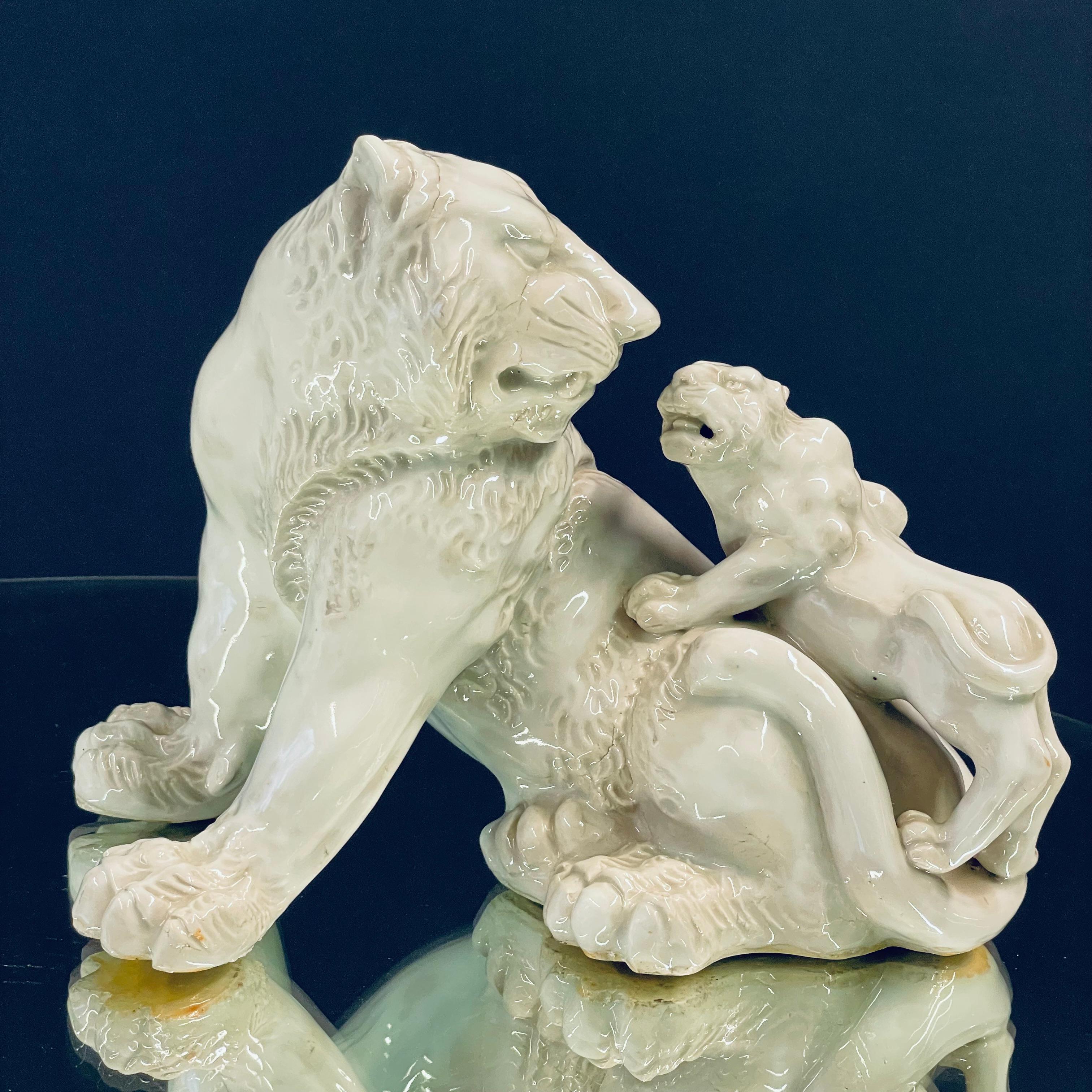Scultura di leone in porcellana in vendita 7