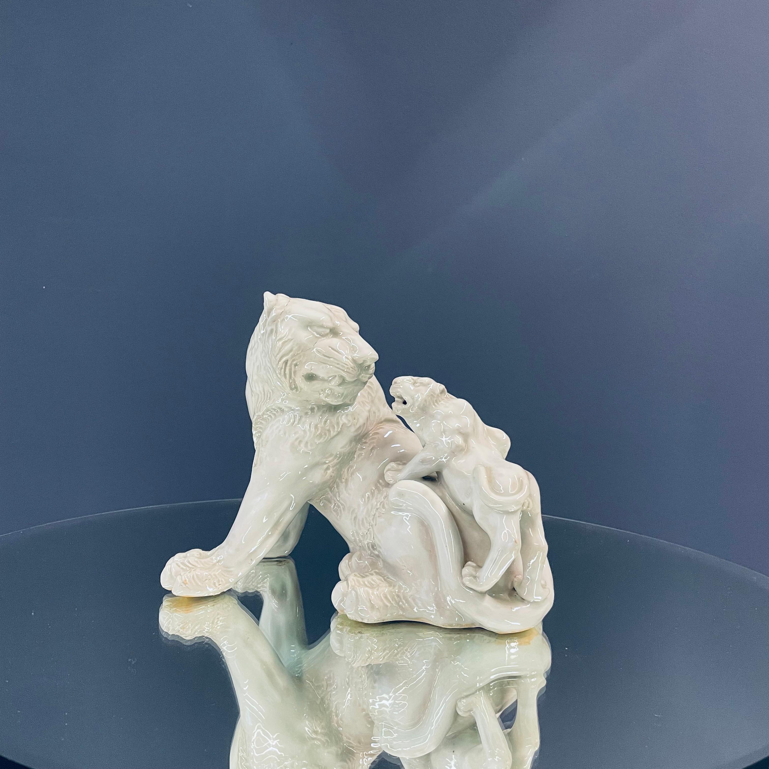 Scultura di leone in porcellana in vendita 8