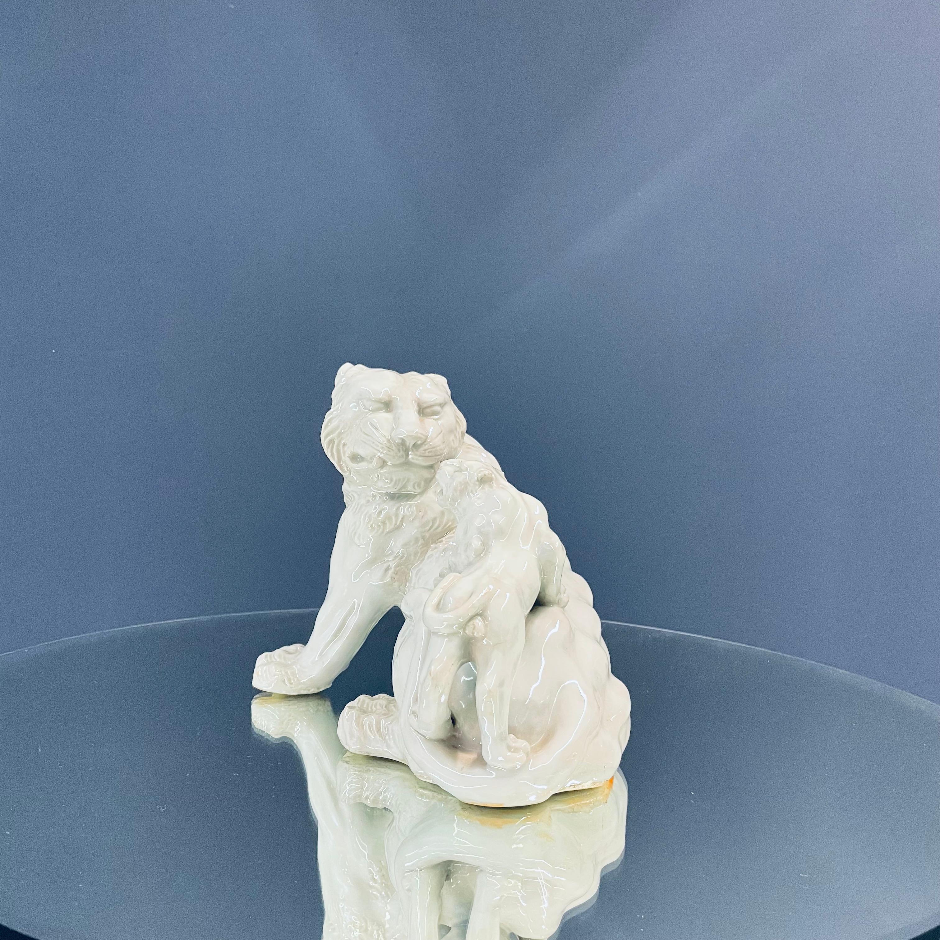 Scultura di leone in porcellana in vendita 9