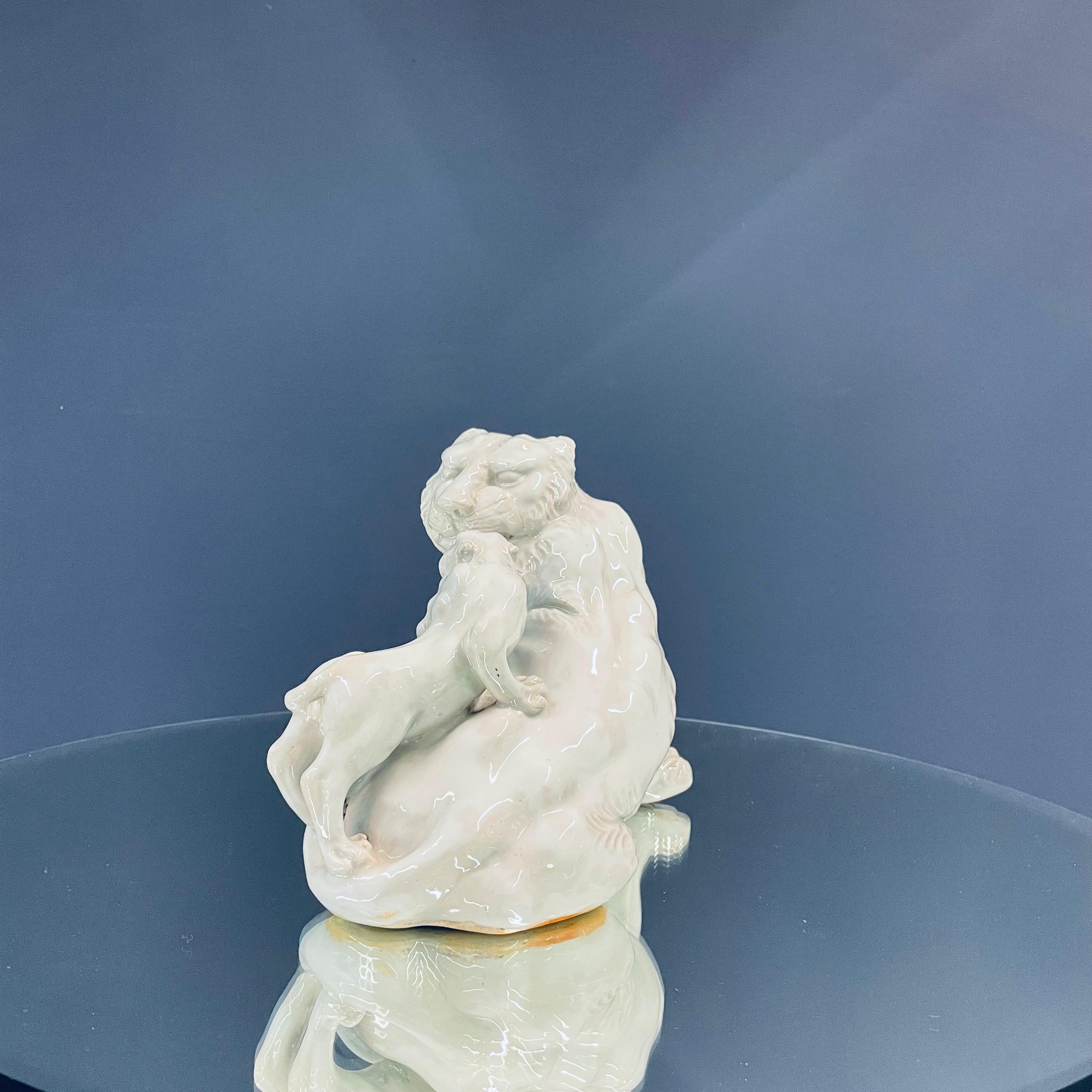 Scultura di leone in porcellana in vendita 10