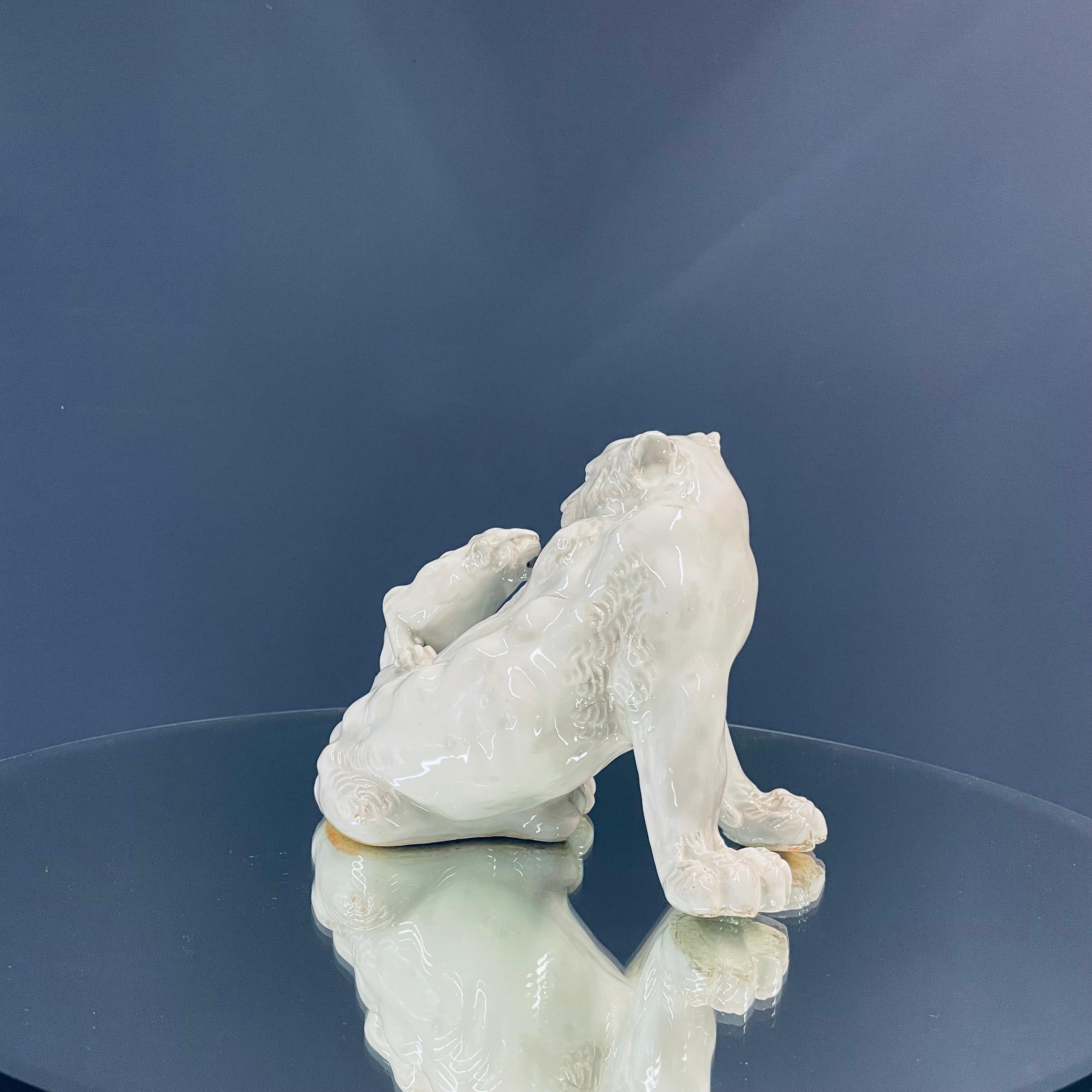 Scultura di leone in porcellana In condizioni ottime in vendita a Munich, DE