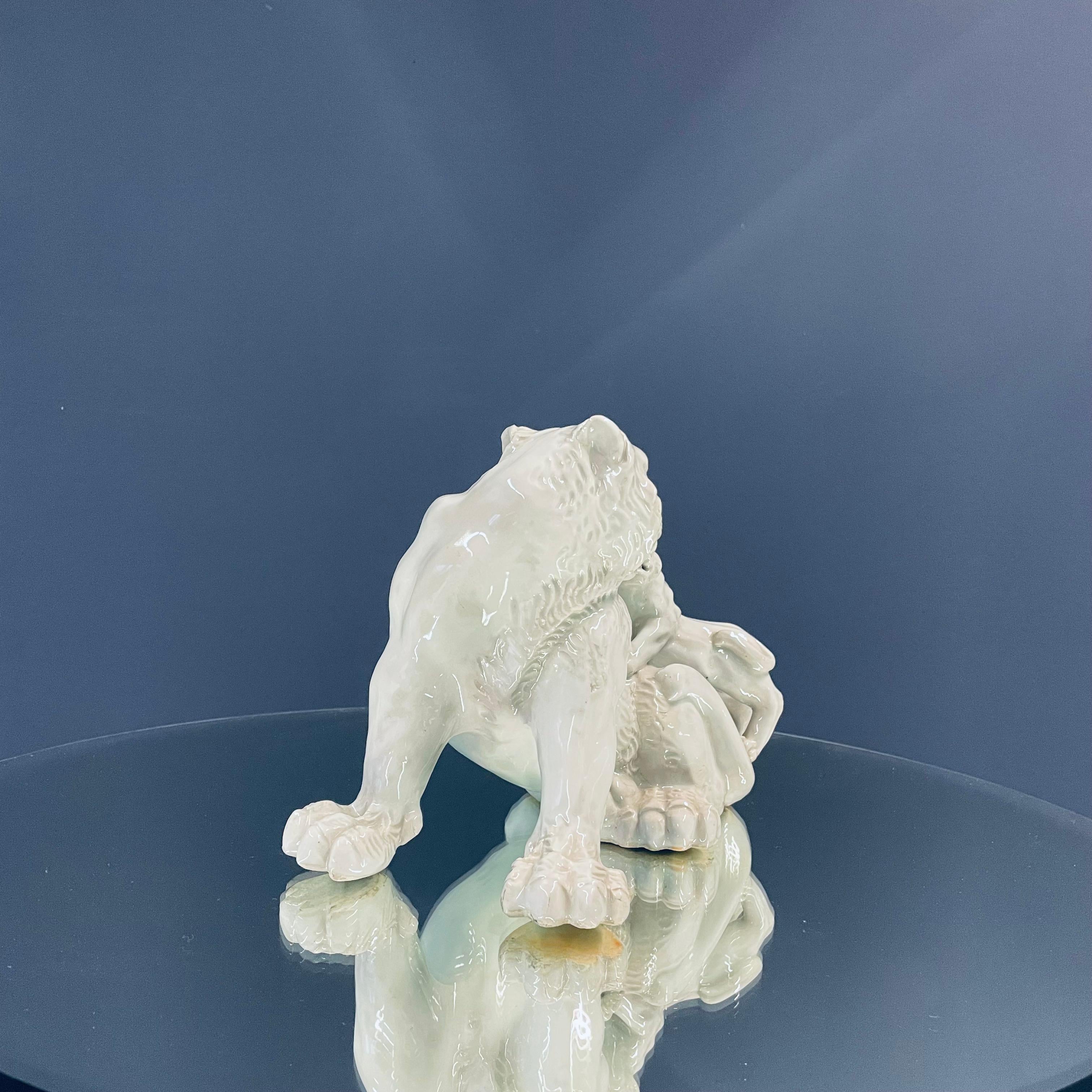 XX secolo Scultura di leone in porcellana in vendita