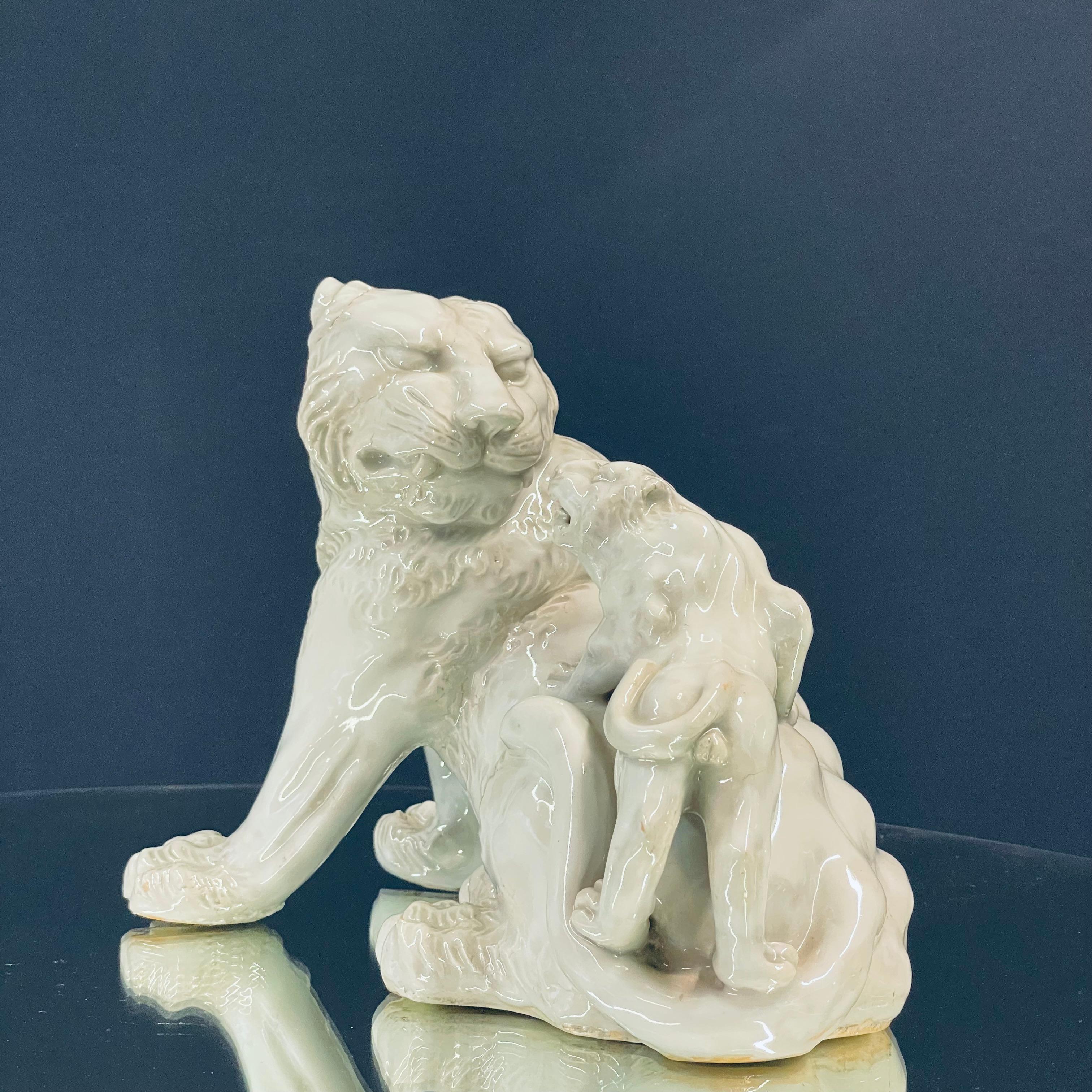 Scultura di leone in porcellana in vendita 1