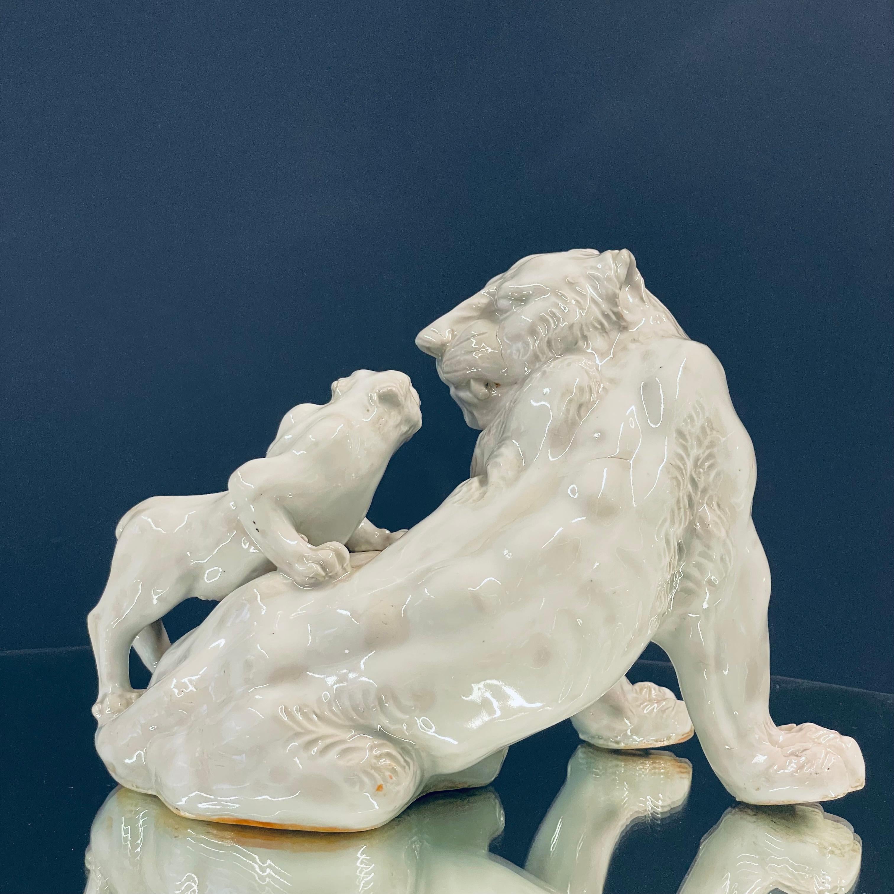 Scultura di leone in porcellana in vendita 3