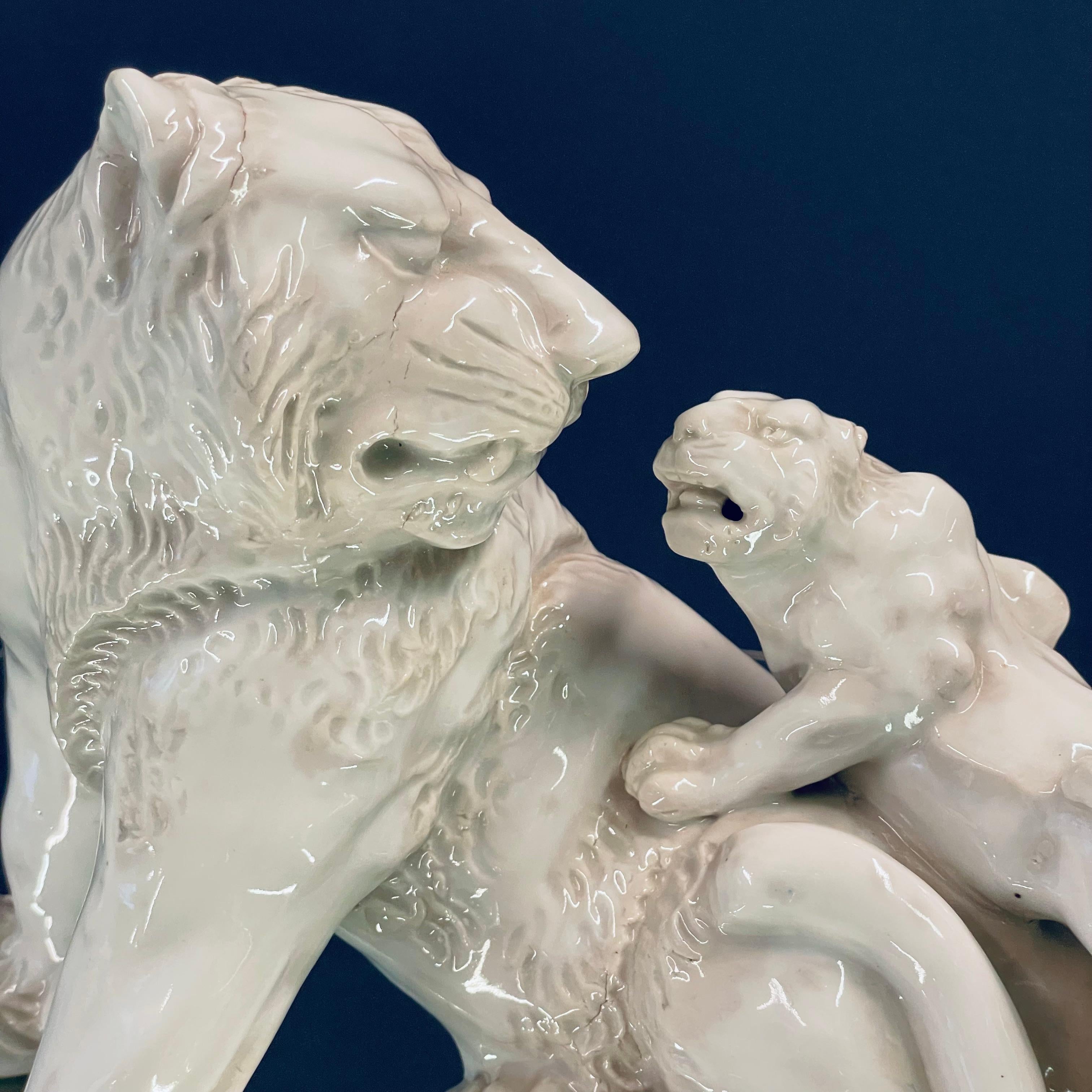 Scultura di leone in porcellana in vendita 4