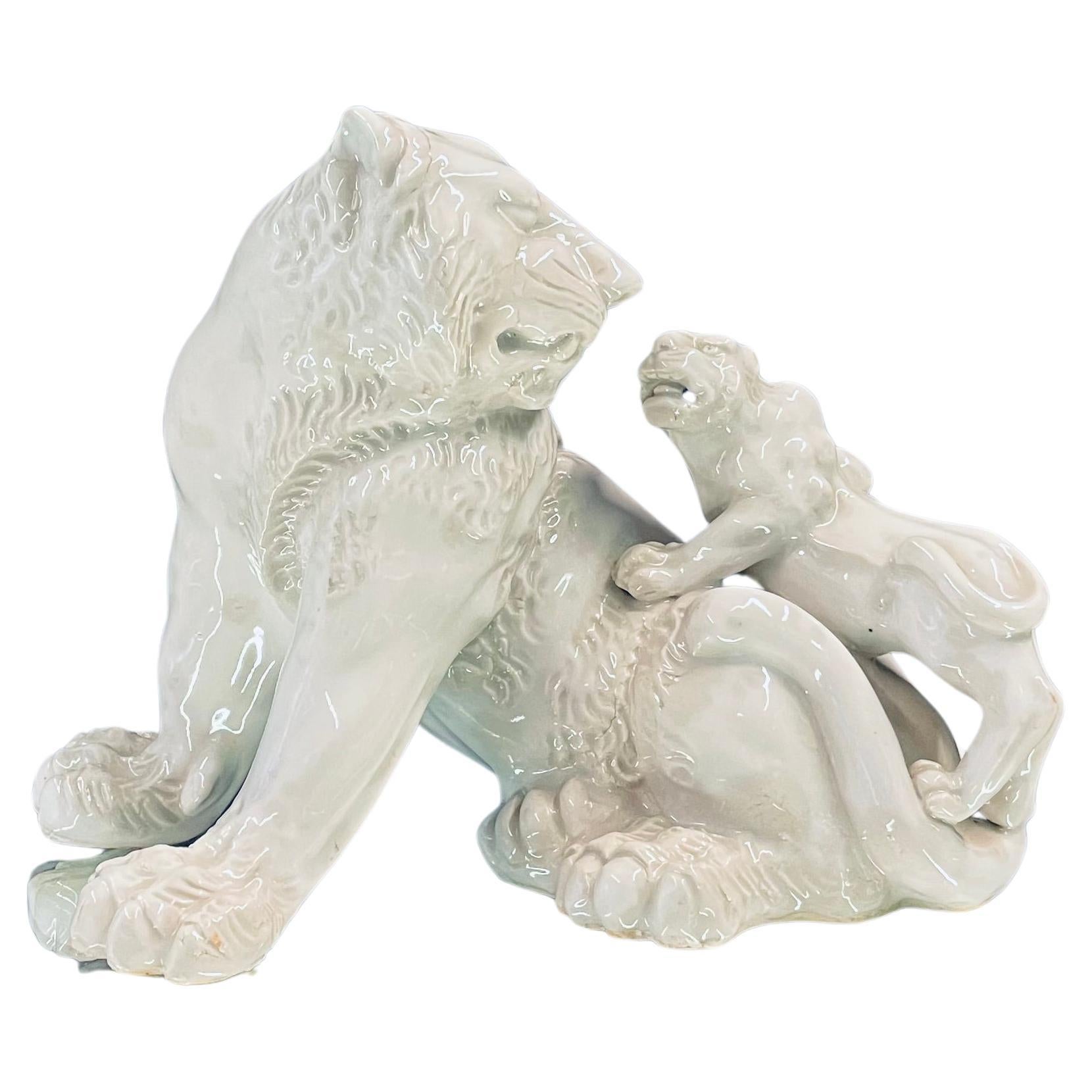 Sculpture de lion en porcelaine
