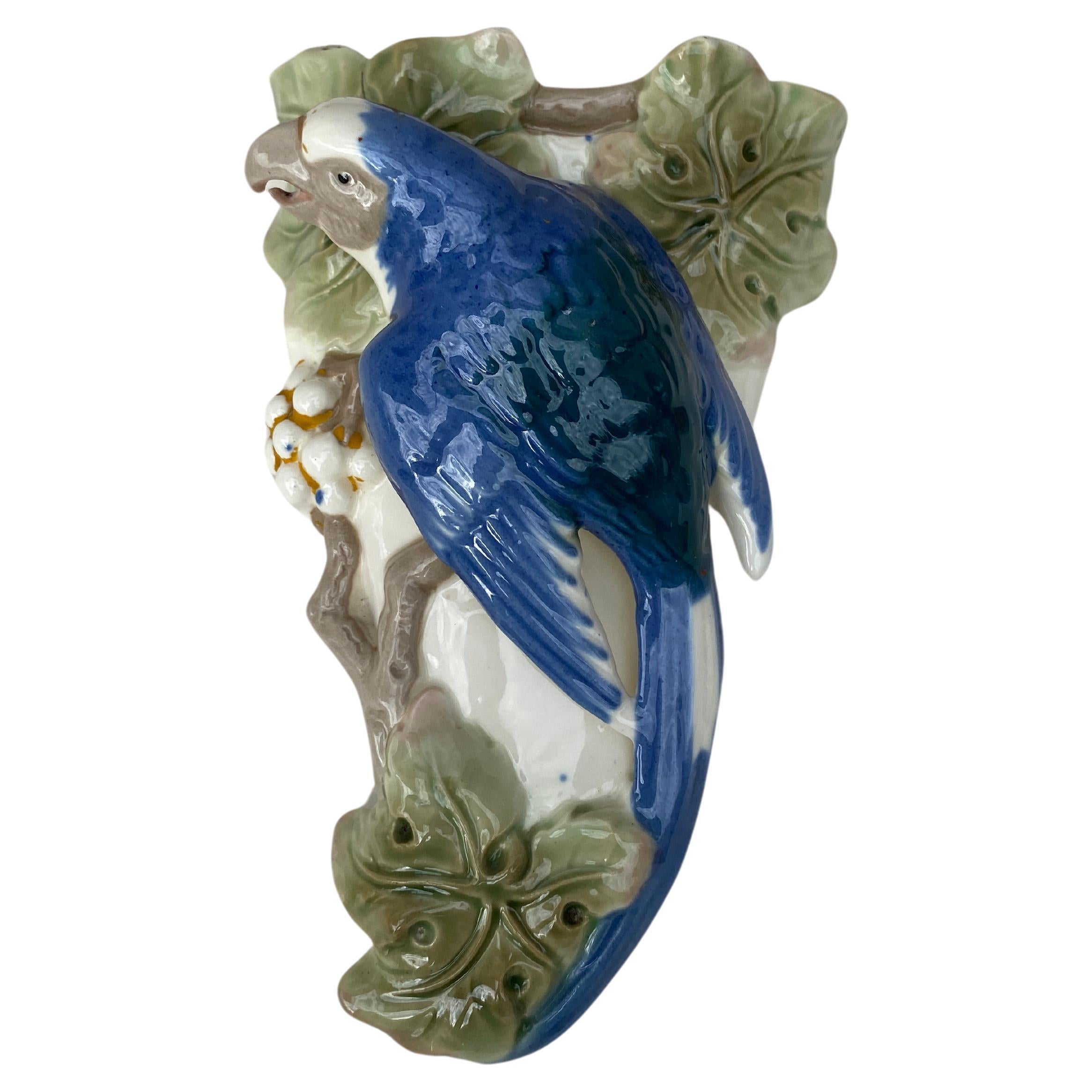 Porzellan Majolika Papagei-Wandtasche mit Papagei, um 1920 im Angebot