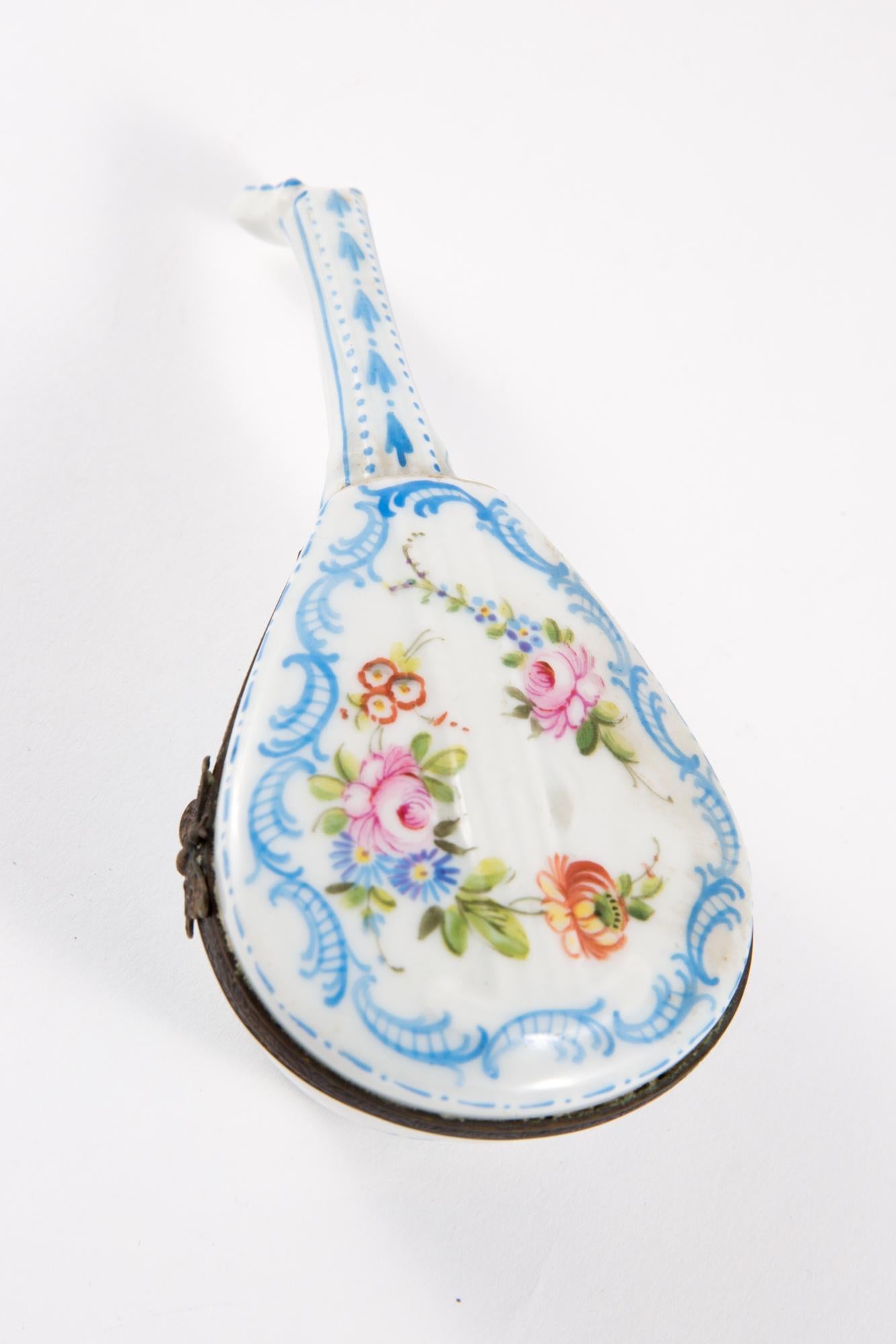 Mandolinendose aus Porzellan mit einem Metallrahmen, einem Schmetterlingsverschluss und einem mehrfarbigen Blumendekor.
In gutem Vintage-Zustand. Hergestellt in Frankreich. 
Höhe 4 cm (1,5 Zoll)
Länge 14cm (5.5in.)
Breite 6 cm (2,3 Zoll)
Wir