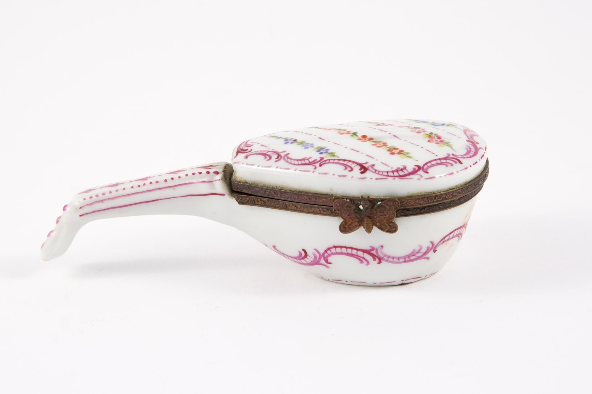 Boîte à pilules pour mandoline en porcelaine avec cadre métallique, fermoir papillon et décor floral polychrome.
En bon état vintage. Fabriqué en France. 
Hauteur 4 cm (1,5 po)
Longueur 14 cm (5,5 pouces)
Largeur 6 cm (2,3 pouces)
Nous garantissons
