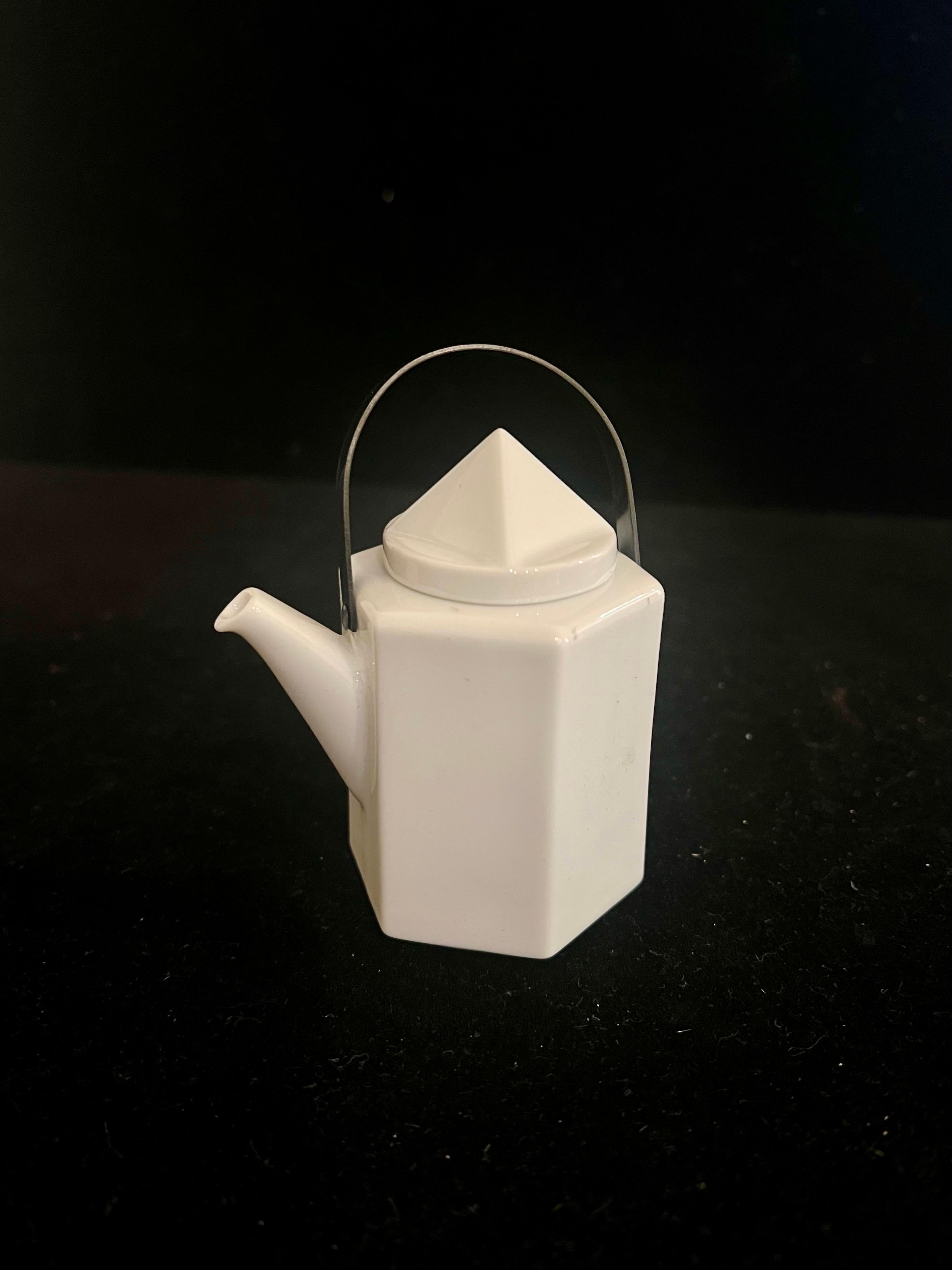 A stylish petite teapot designed by Barbara Brenner and manufactured by Rosenthal in Germany, it's in lovely condition. An iconic piece of Rosenthal Studio Linie. Part of the Mini series. with its original box.