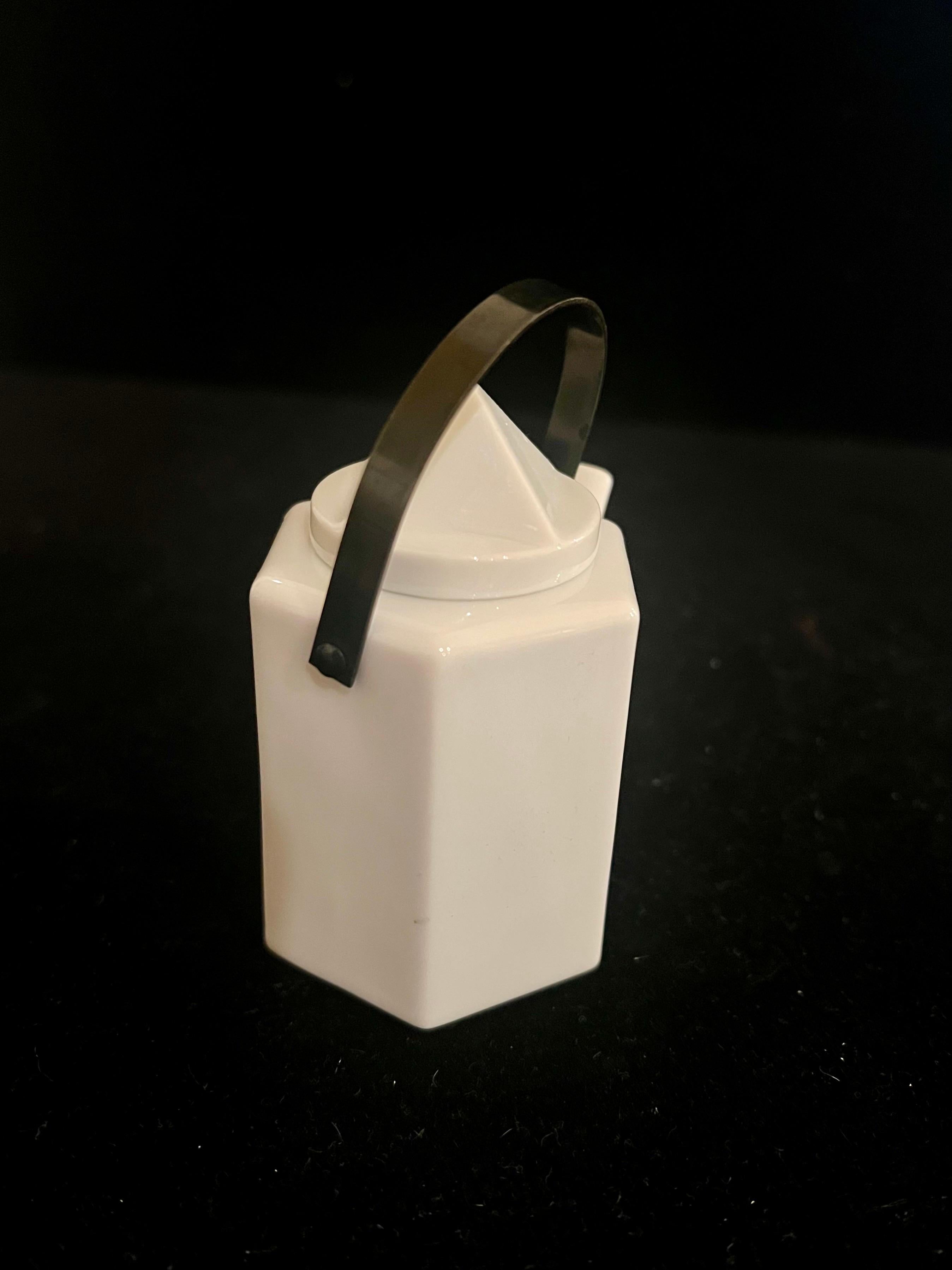 Mini-Teekanne aus Porzellan von Barbara Brenner für Rosenthal, Sammlerstück-Mini-Serie (Postmoderne) im Angebot