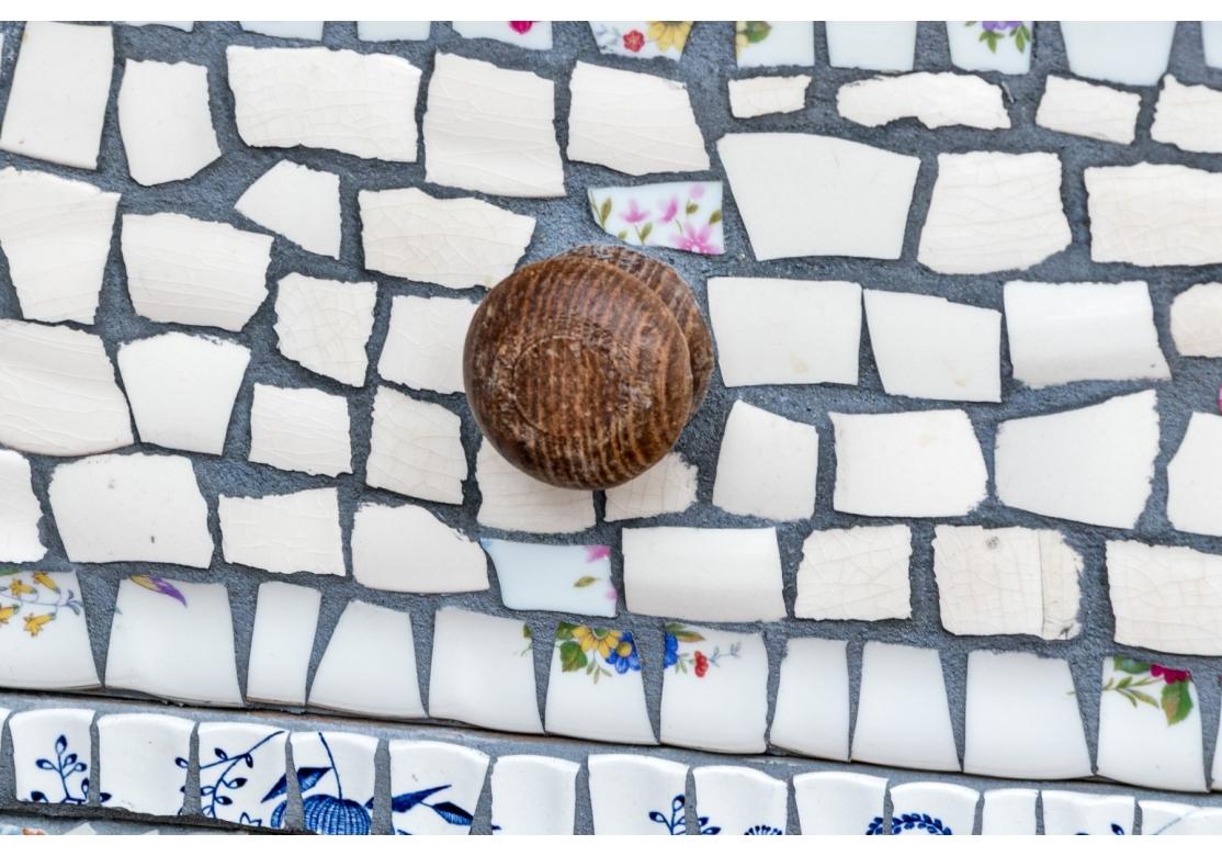 Porzellan Mosaik Intarsien Kommode mit drei Schubladen im Angebot 8