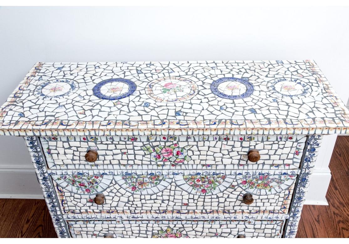 Porzellan Mosaik Intarsien Kommode mit drei Schubladen (Böhmisch) im Angebot