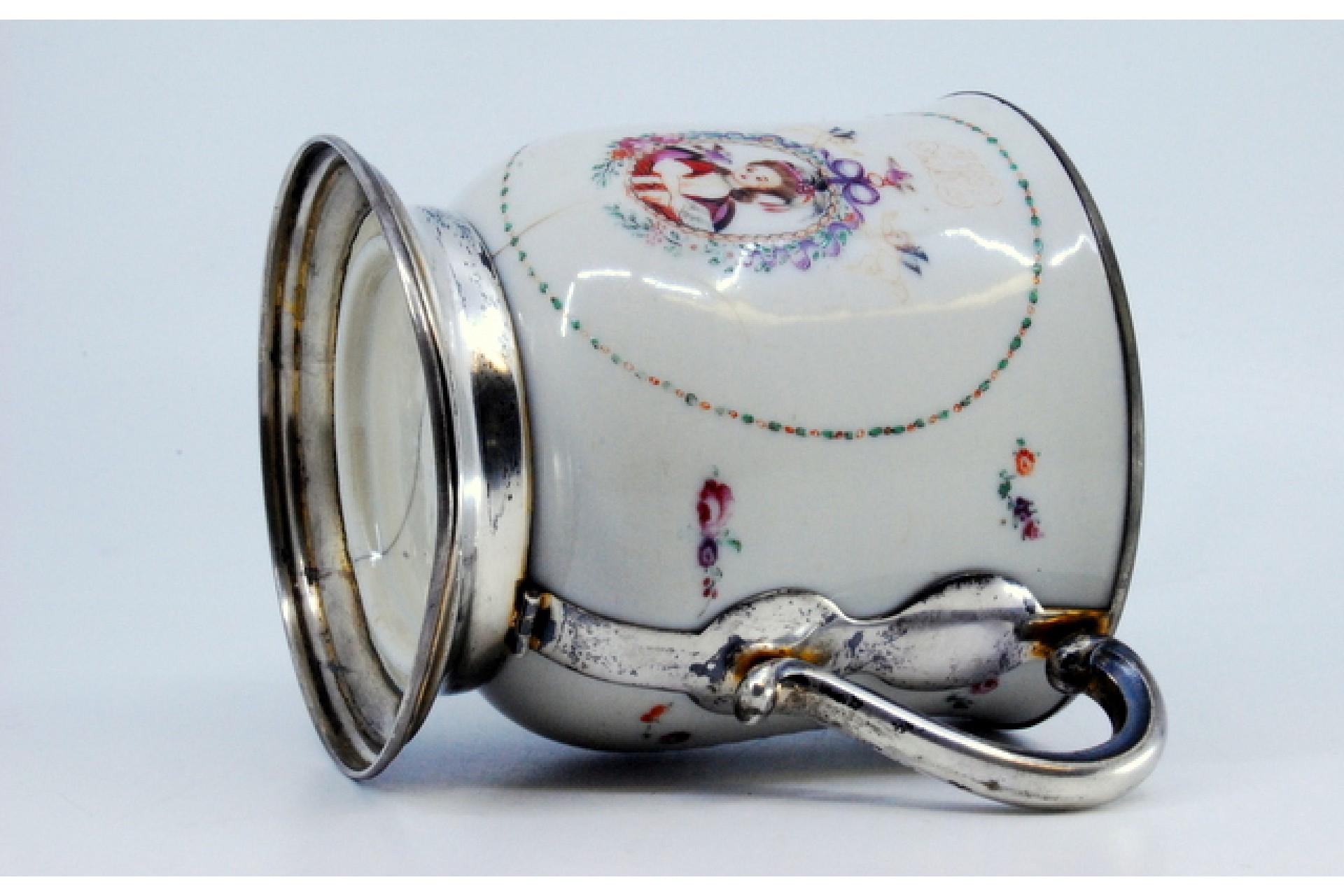 Porcelain mug with Japanese motifs, with silver base, handles and rim In Good Condition For Sale In Porto, PT