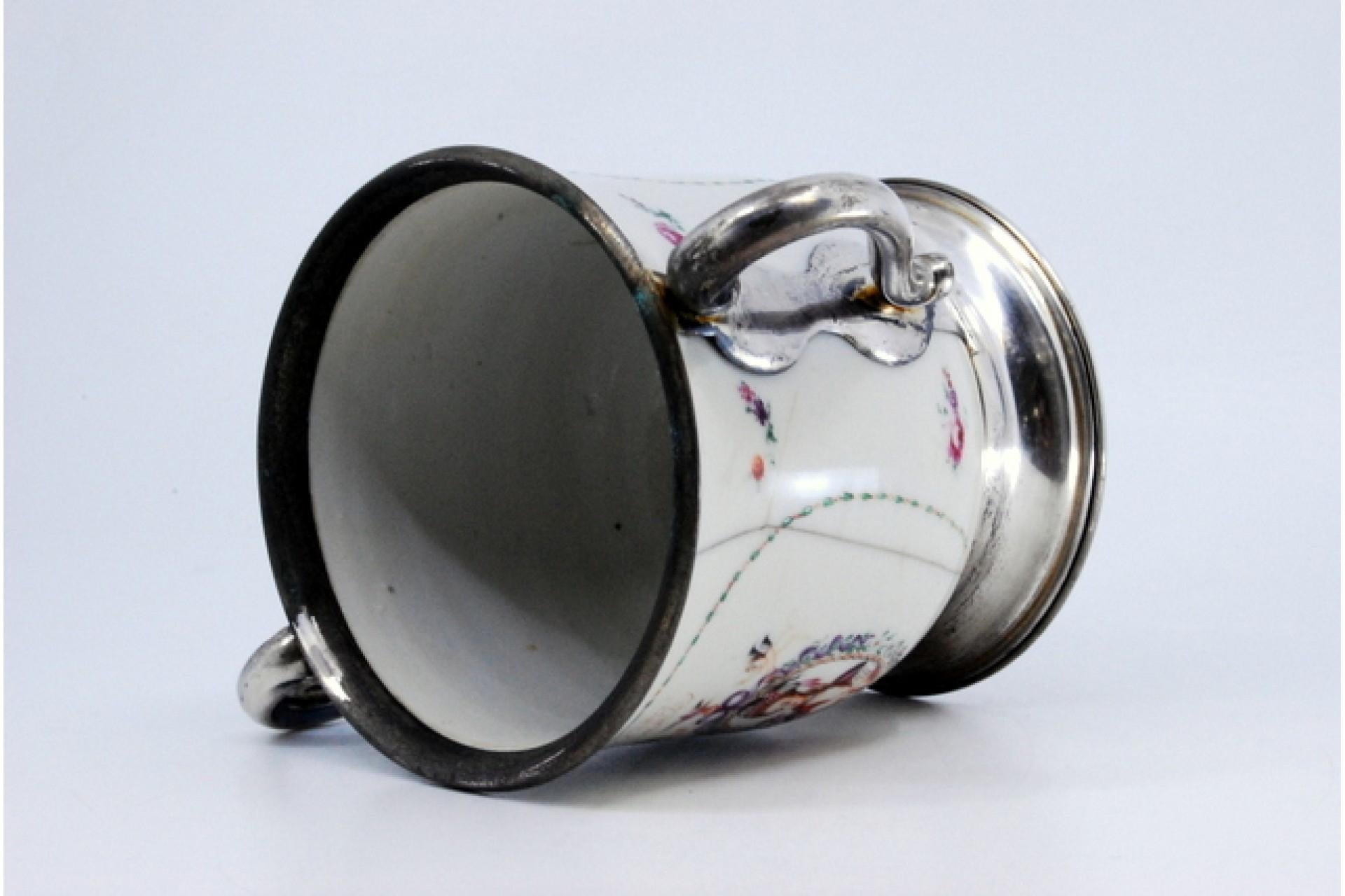 20th Century Porcelain mug with Japanese motifs, with silver base, handles and rim For Sale