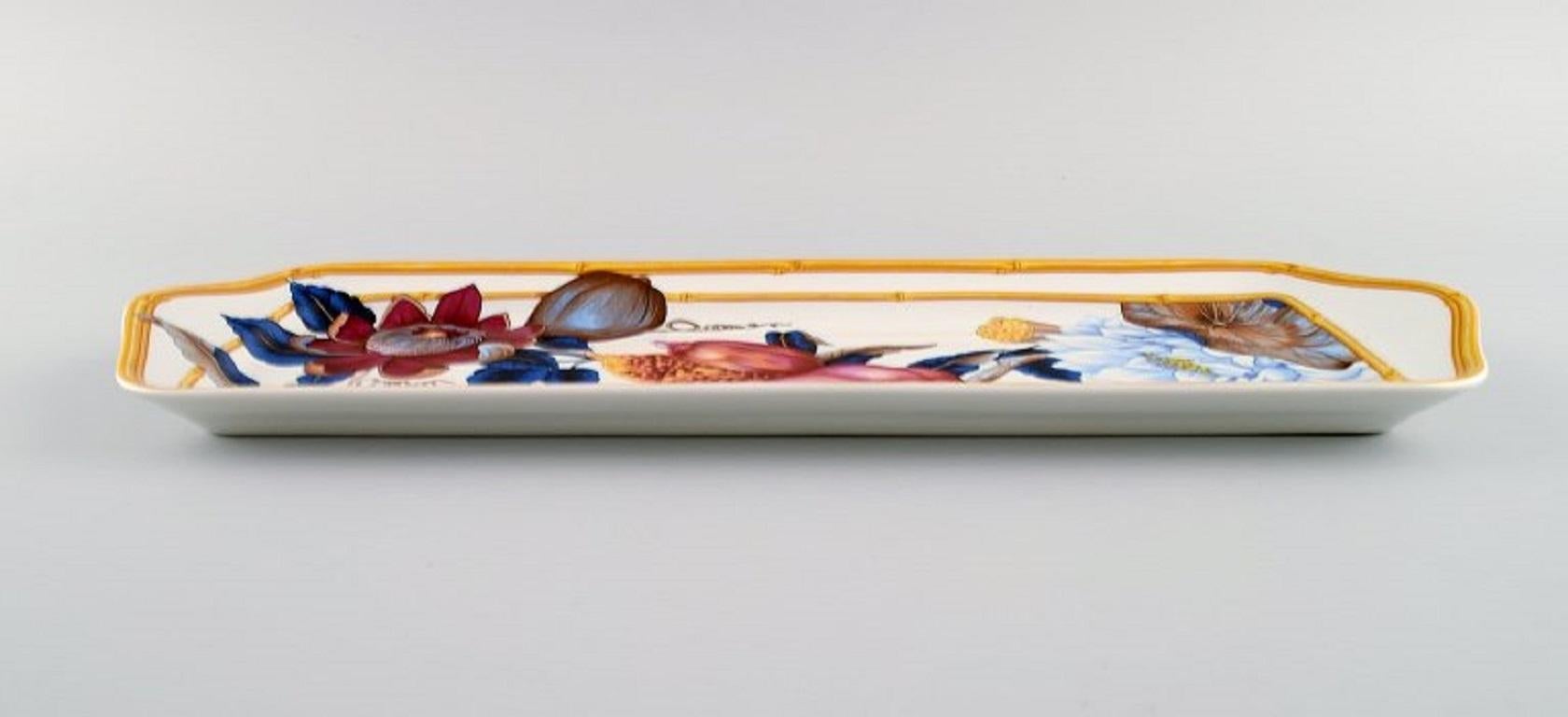 Porzellan von Paris, „Tropical Aurore“, längliches Porzellantablett mit Blumen (Handbemalt) im Angebot