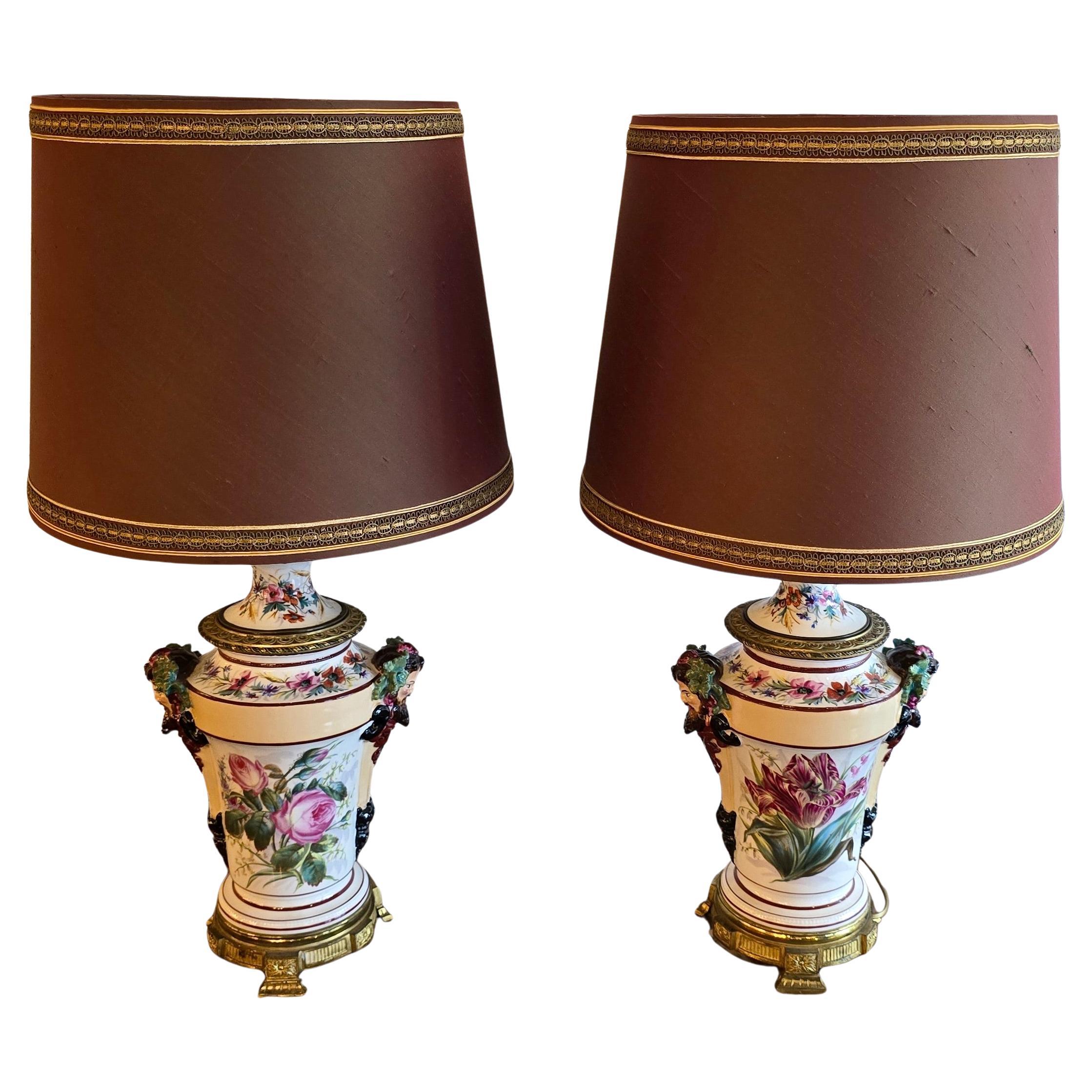 Paire de lampes à huile en porcelaine française du XIXe siècle transformées en lampes de table avec masques de Bacchus, vers 1870

Paire de lampes à huile en porcelaine française, vers 1870, transformées par la suite en lampes de table. Richement