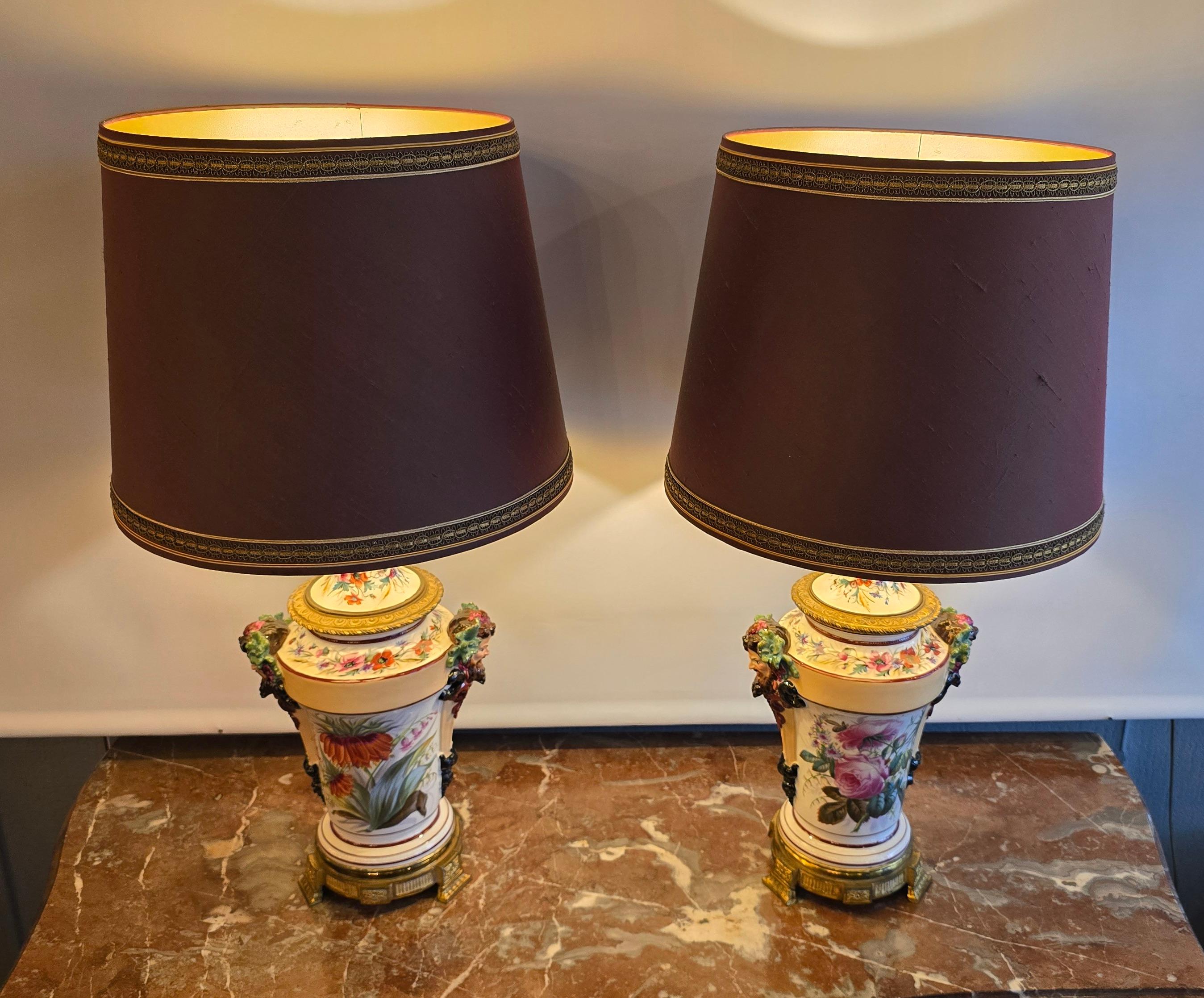 Hollywood Regency Lampes à huile en porcelaine transformées en lampes de table avec masques de Bacchus, vers 1870 en vente