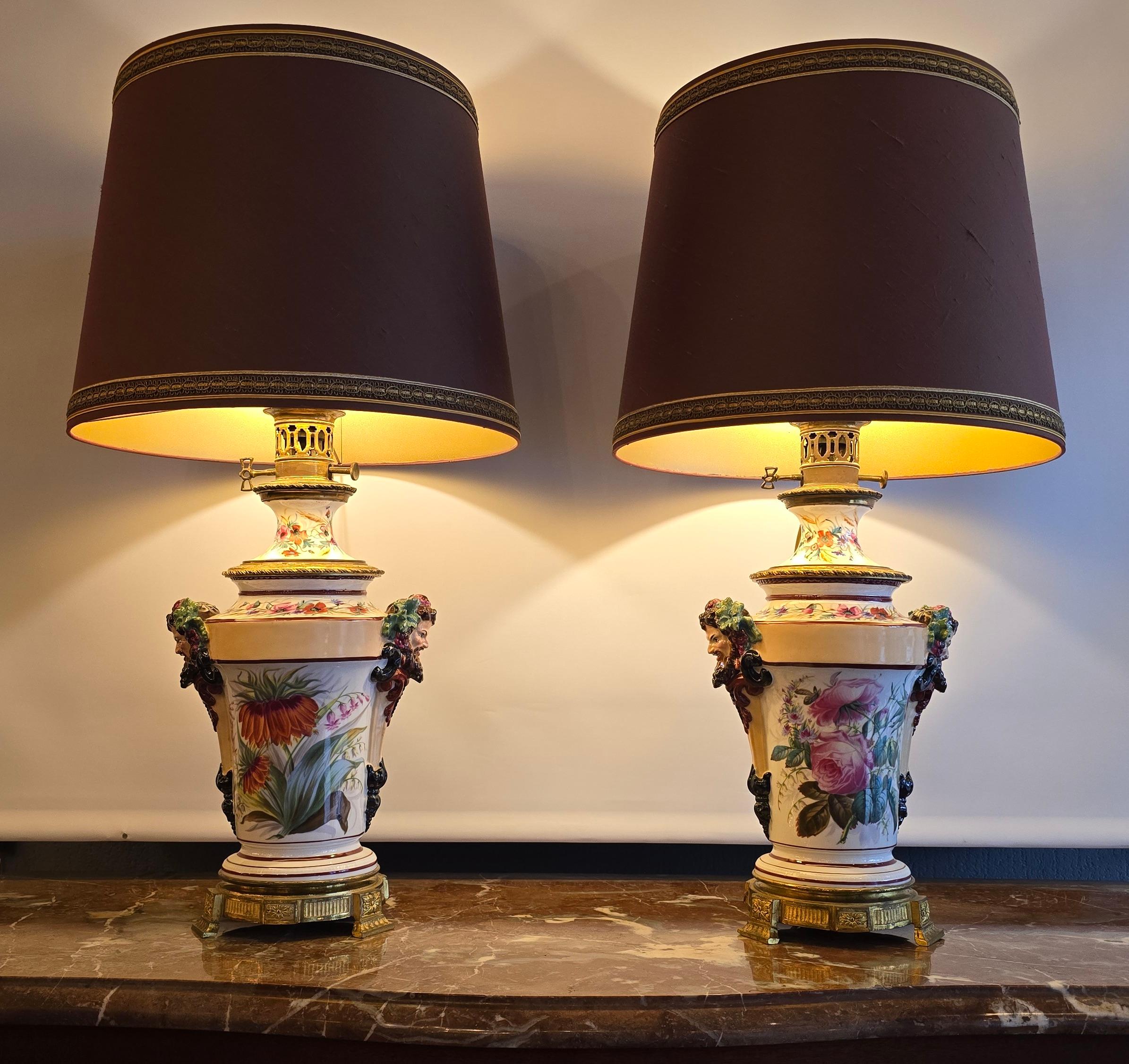 Français Lampes à huile en porcelaine transformées en lampes de table avec masques de Bacchus, vers 1870 en vente