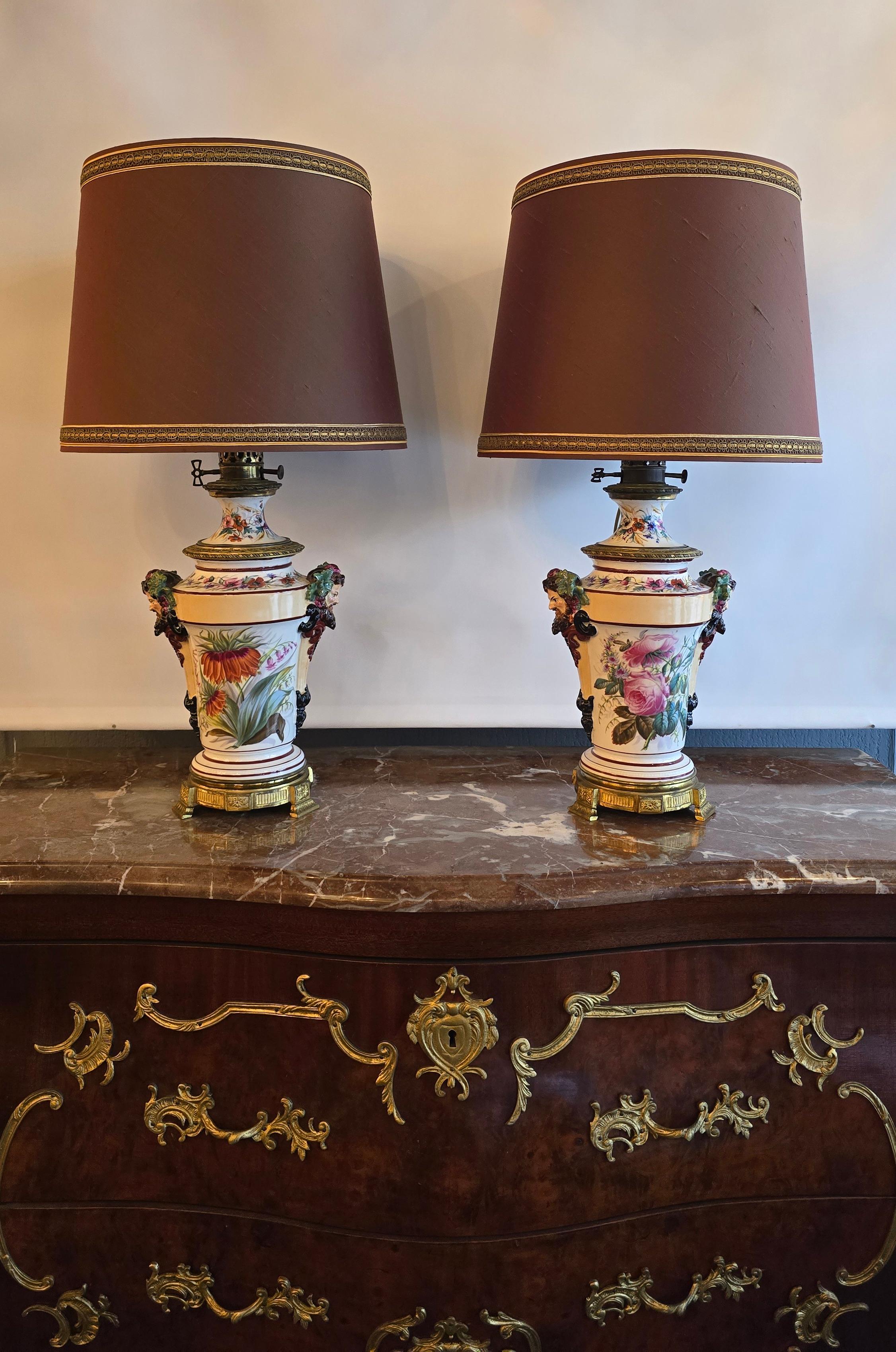 Lampes à huile en porcelaine transformées en lampes de table avec masques de Bacchus, vers 1870 Bon état - En vente à Antwerp, BE