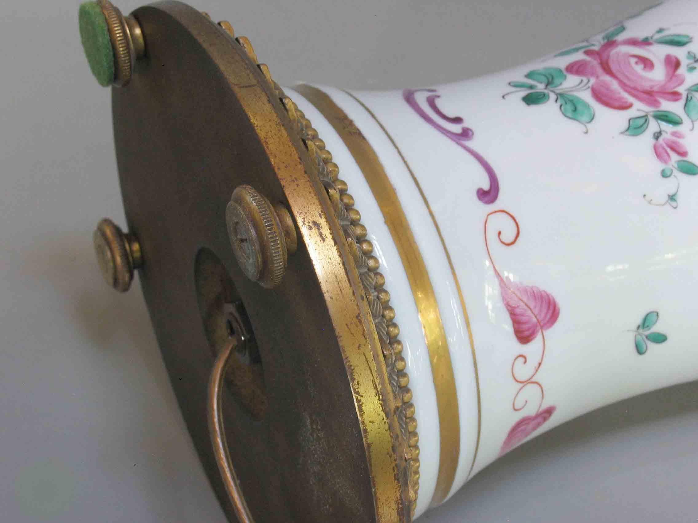Émaillé Lampe chinoise en porcelaine montée sur bronze doré en vente