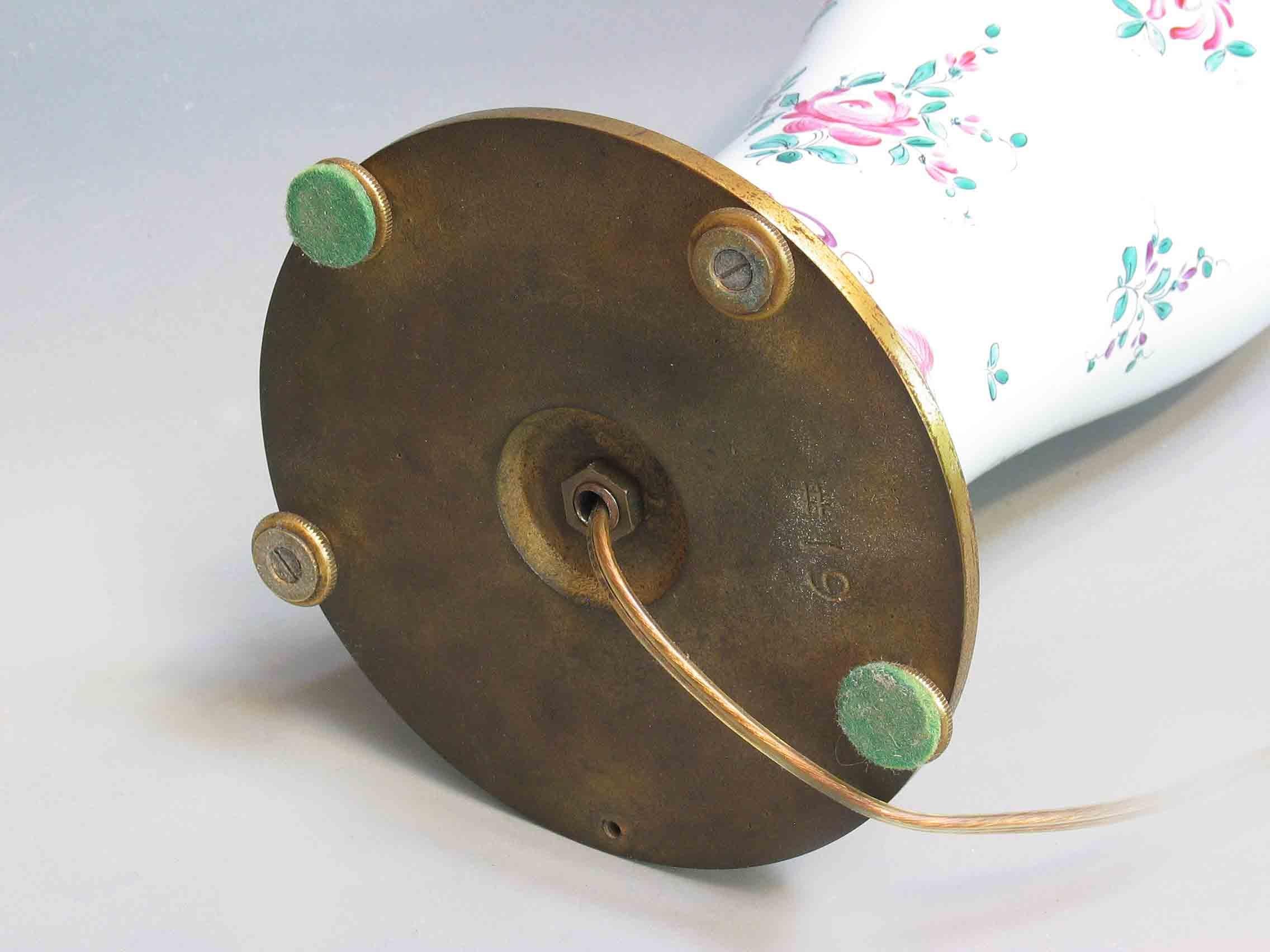 Lampe chinoise en porcelaine montée sur bronze doré Bon état - En vente à Ottawa, Ontario