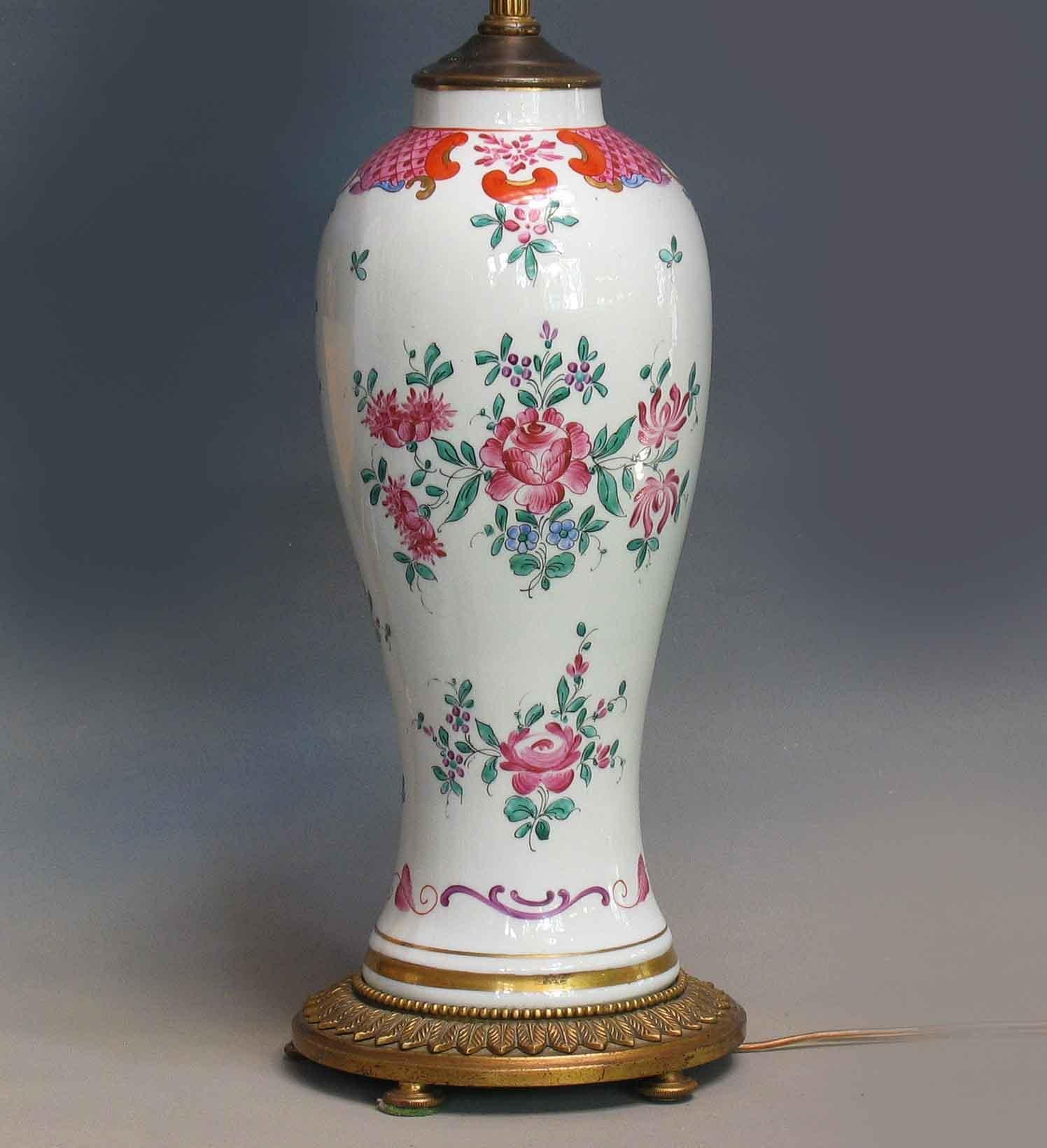20ième siècle Lampe chinoise en porcelaine montée sur bronze doré en vente
