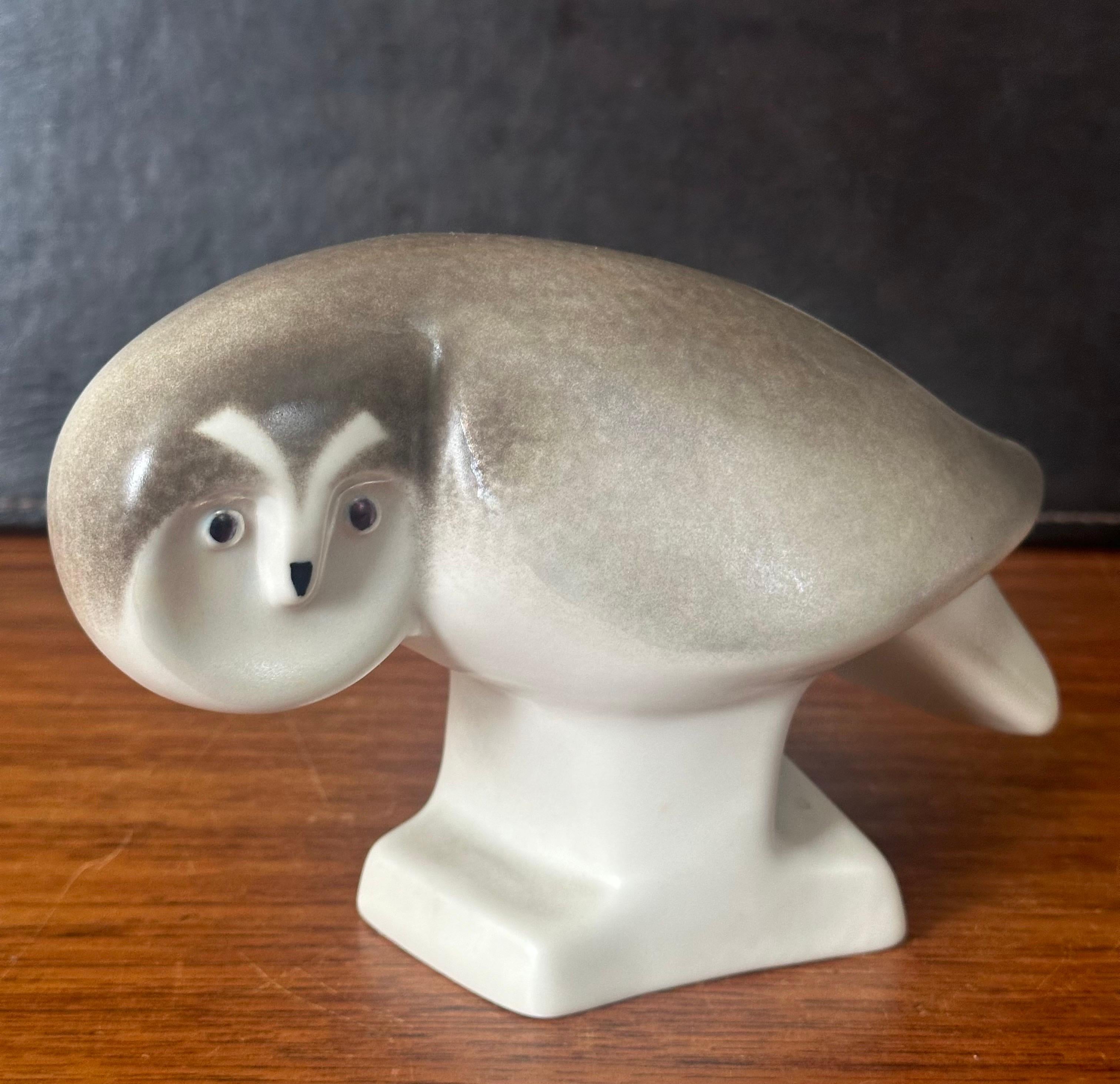 Sculpture en porcelaine représentant un hibou, réalisée par Lillemor Mannerheim pour Arabia of Finland en vente 1