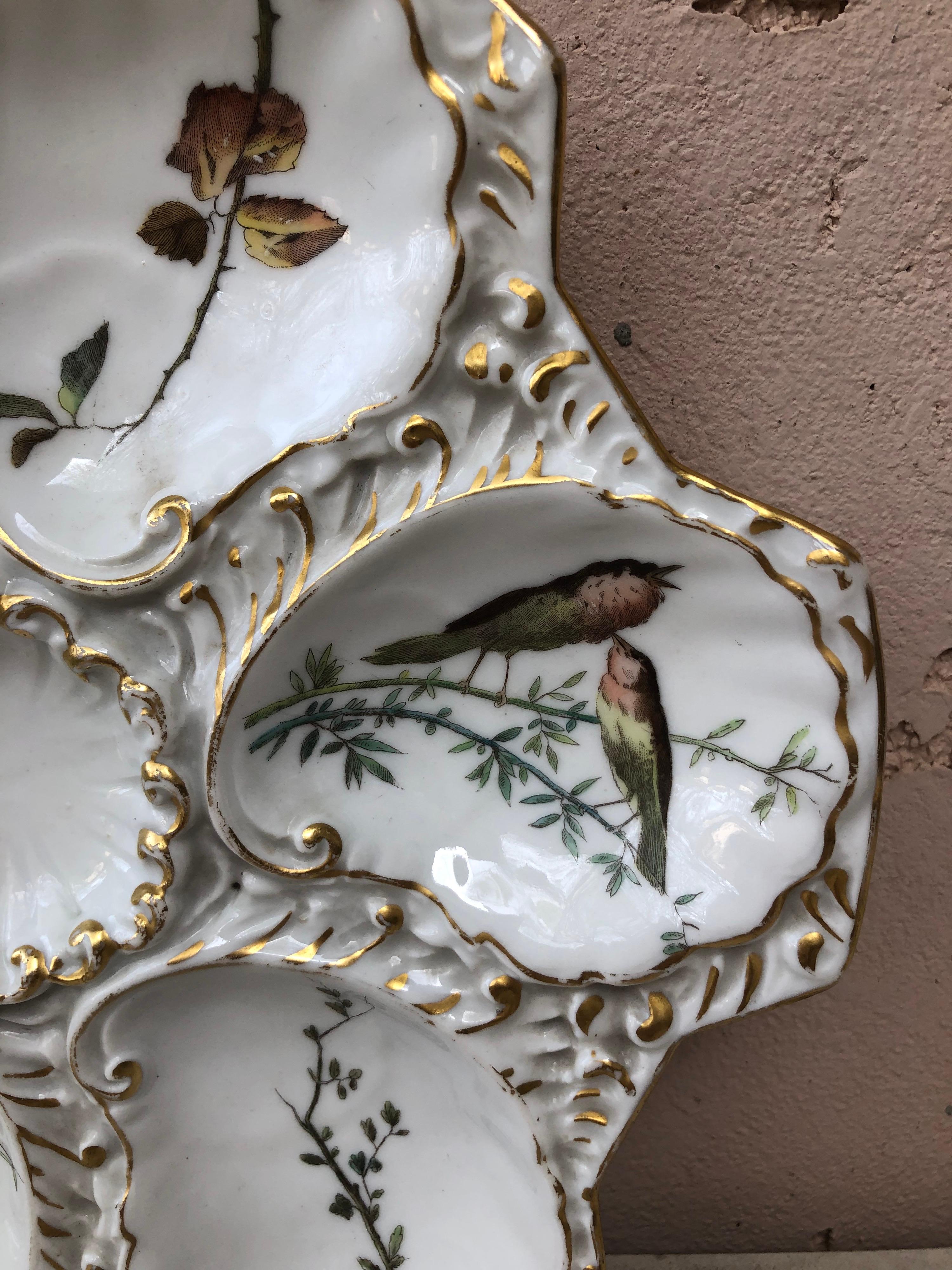Are Porcelain oyster plate signed Limoges Guerin & Company Paris.
Each shell have a different painting with birds or plants.