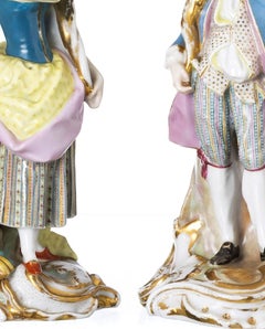 Porcelaine - Paire de bougeoirs ornés de figures galantes - XIXe siècle