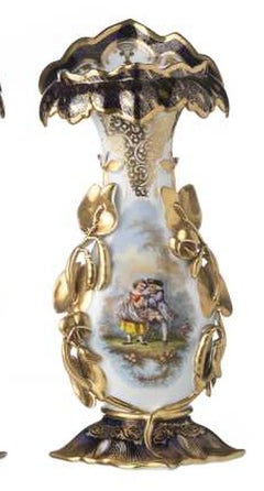 Porcelain - Pair of French scalloped maple vases - 19th century