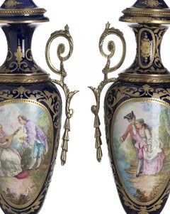 Porcelain - Pair of lidded urns - Sevres (signed)