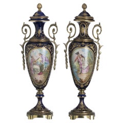 Porcelain - Pair of lidded urns - Sevres (signed)