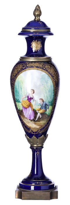 Porcelain - Pair of urns with lid - Sevres