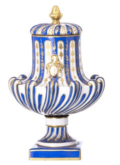 Porcelain - Pair of urns with lids