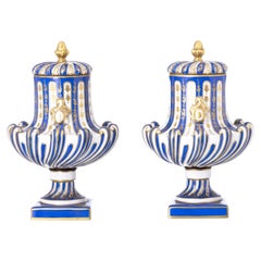 Porcelain - Pair of urns with lids