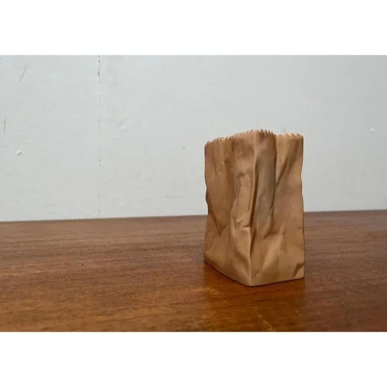 Vaso di sacchetti di carta in porcellana di Tapio Wirkkala per Rosenthal, anni 2000, in ottime condizioni. Design/One del 2000 Questo pezzo ha un marchio di attribuzione.

Informazioni aggiuntive:
Materiali: Ceramica
Colore: marrone
Stili: Memphis,
