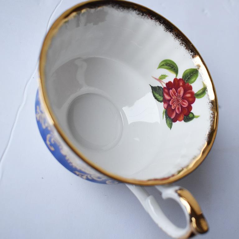 Porzellan Paragon Teetasse mit Gold und Blau und Hidden Rose für Ihre Majestät (Neoklassisch) im Angebot
