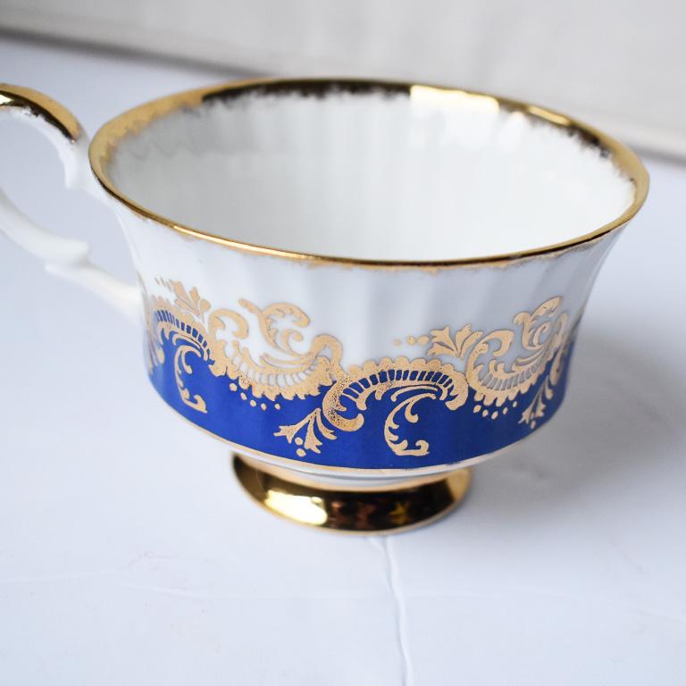 Porzellan Paragon Teetasse mit Gold und Blau und Hidden Rose für Ihre Majestät (Englisch) im Angebot