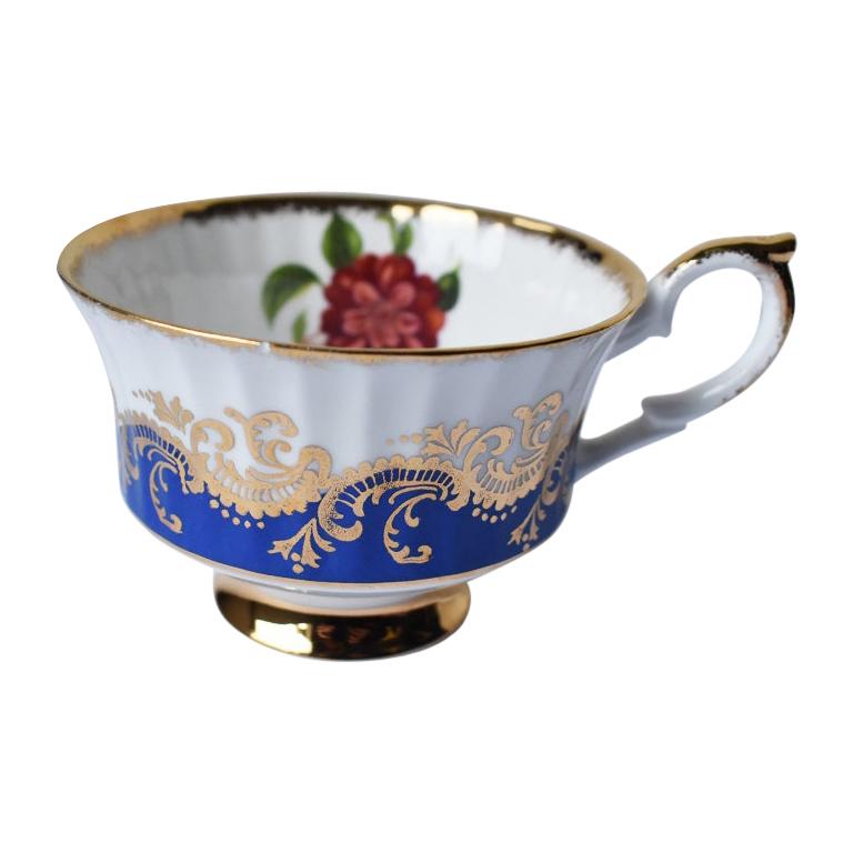 Porzellan Paragon Teetasse mit Gold und Blau und Hidden Rose für Ihre Majestät im Angebot