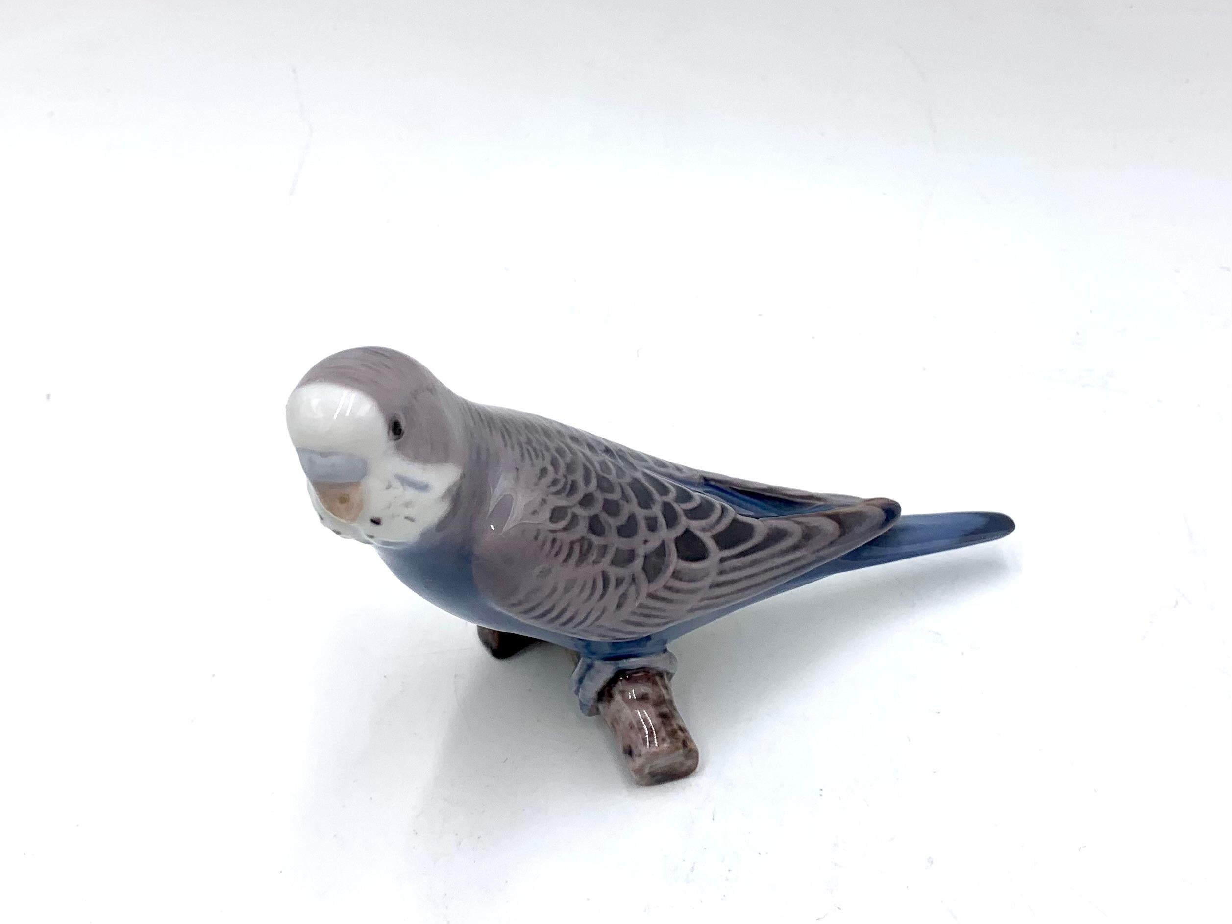 Porcelain figurine of a blue wavy parrot

Made in Denmark by Bing & Grondahl

Produced in the years 1958-1962

Very good condition, no damage.

Measures: height 9.5 cm width 14.5 cm depth 6 cm.
