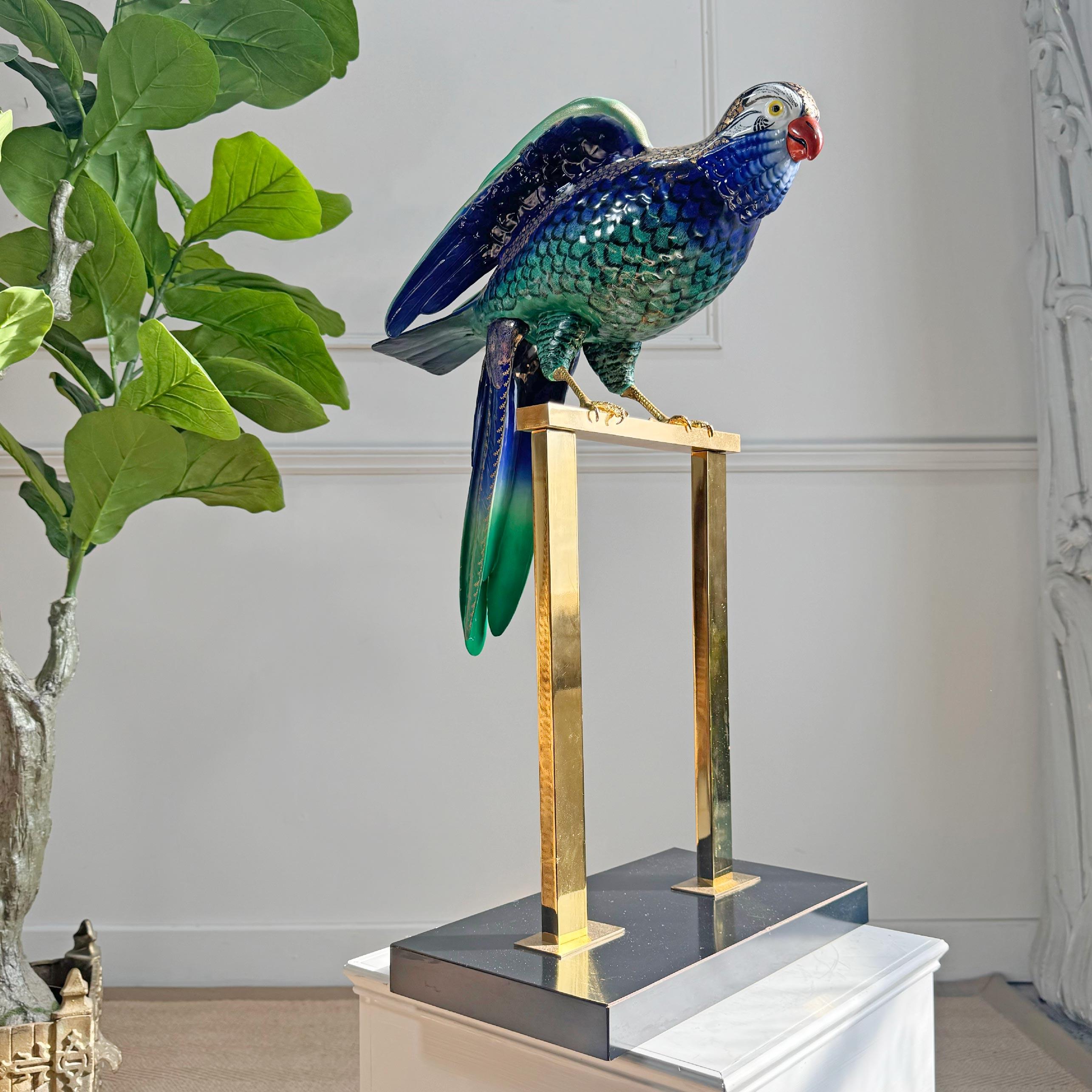 Schön  handbemalte Porzellan-Papagei-Skulptur
Dieser fabelhafte, großformatige Tropenvogel wurde von Giulia Mangani für Oggetti, Italien um 1970, entworfen.

Das Porzellanstück ist handbemalt mit satten Kobaltblau-/Aquatönen und Grüntönen, mit