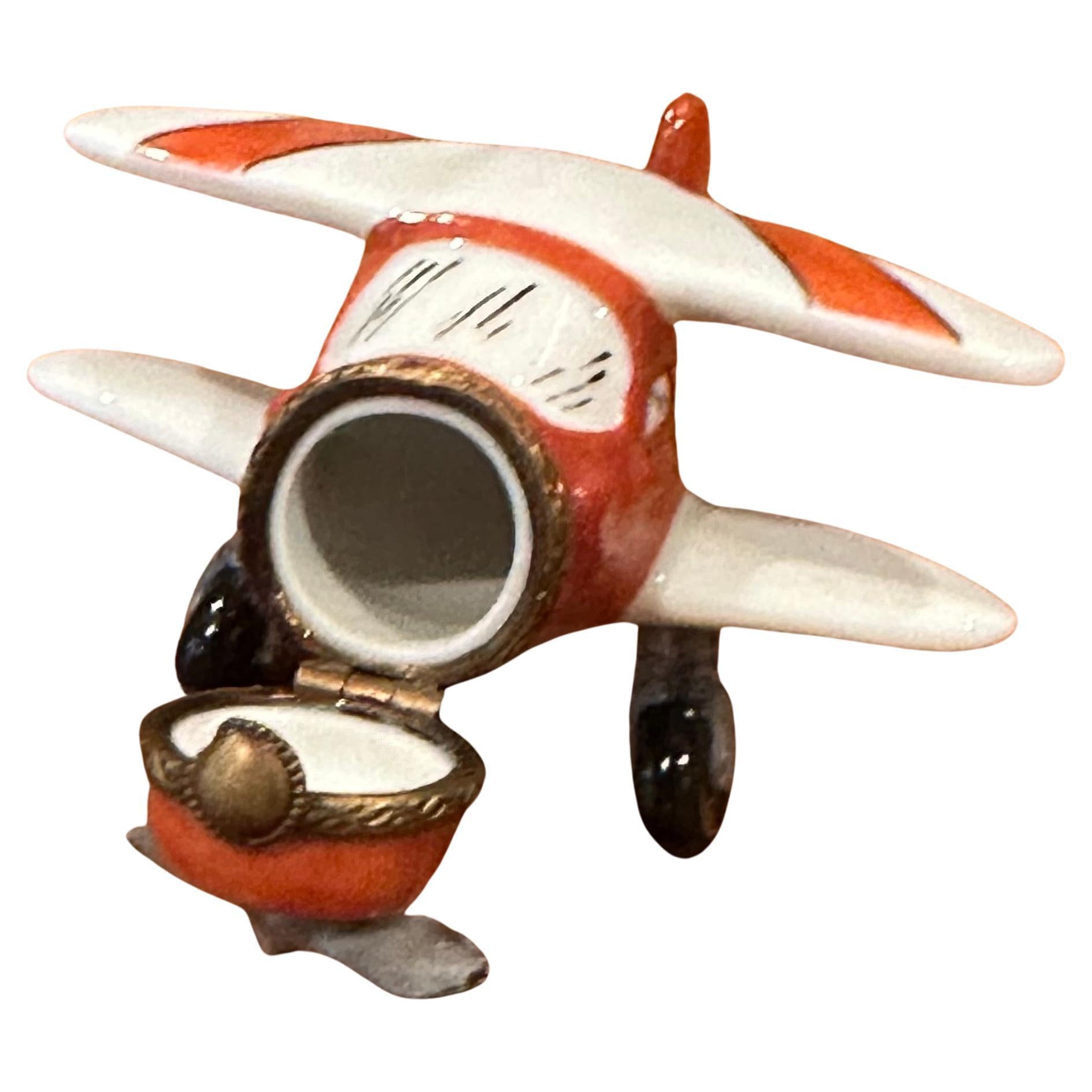 Beautiful porcelain peint a la main (hand painted) vintage airplane trinket box by Limoges, circa 1980s. This unusual piece is in very good vintage condition and measures 2.75