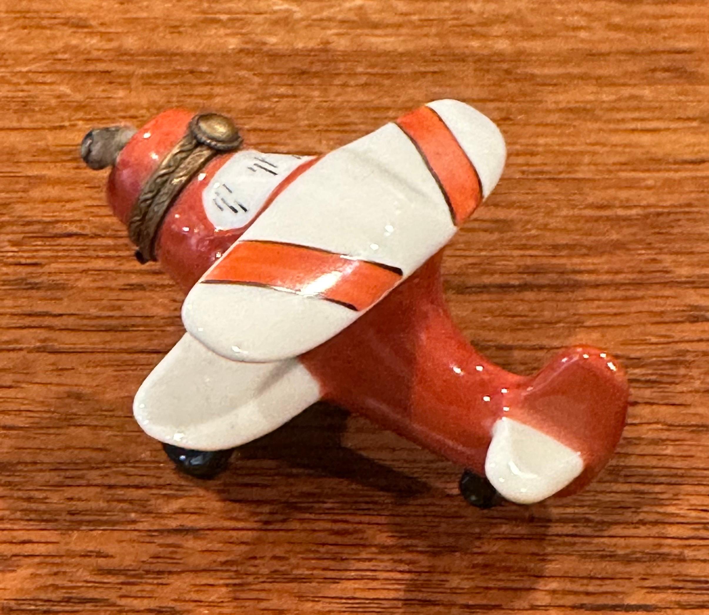 Porcelain Peint a la Main Vintage Airplane Trinket Box by Limoges In Good Condition For Sale In San Diego, CA