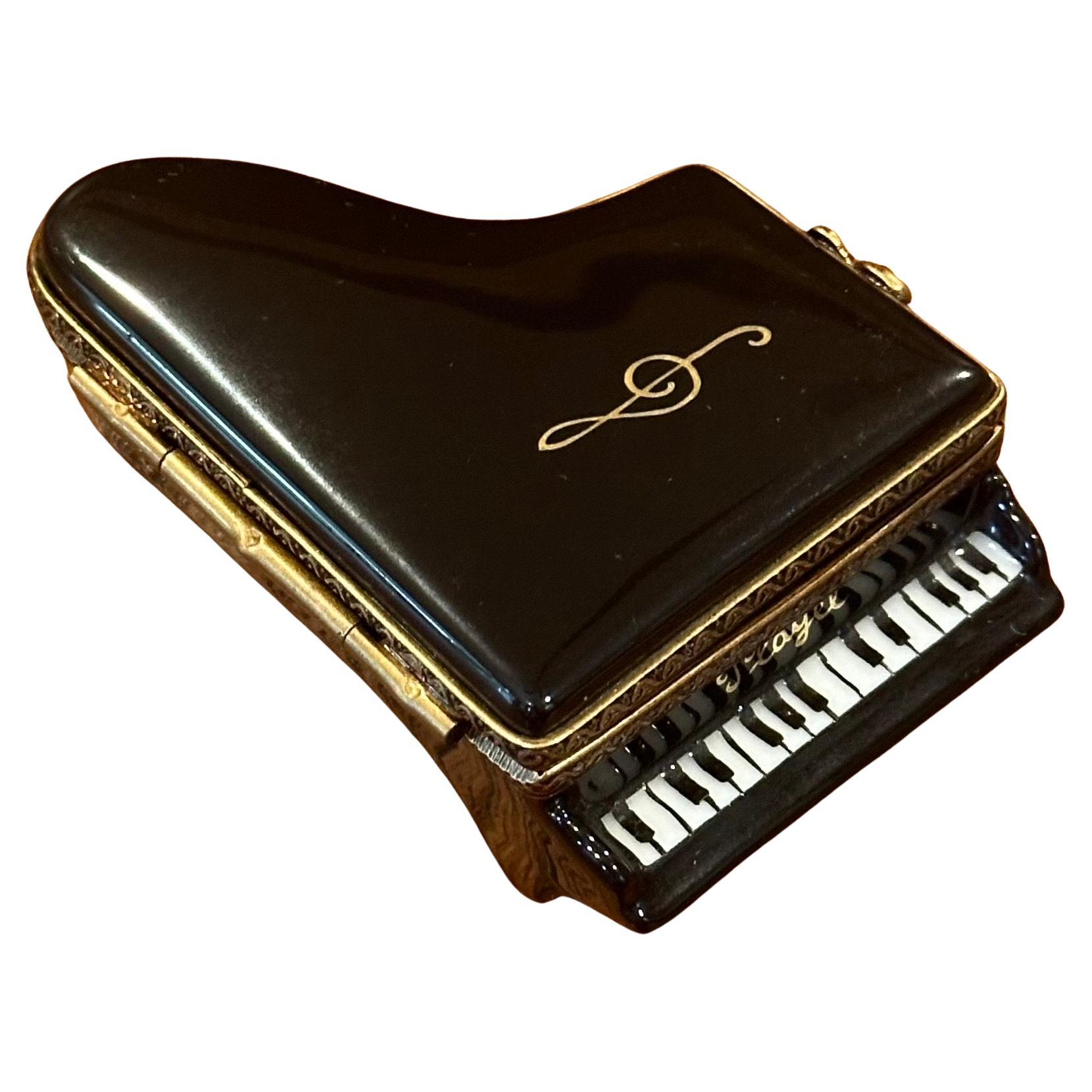 Beautiful porcelain peint a la main (hand painted) vintage grand piano trinket box by Limoges, circa 1980s. This unusual piece is in very good vintage condition and measures 1.75