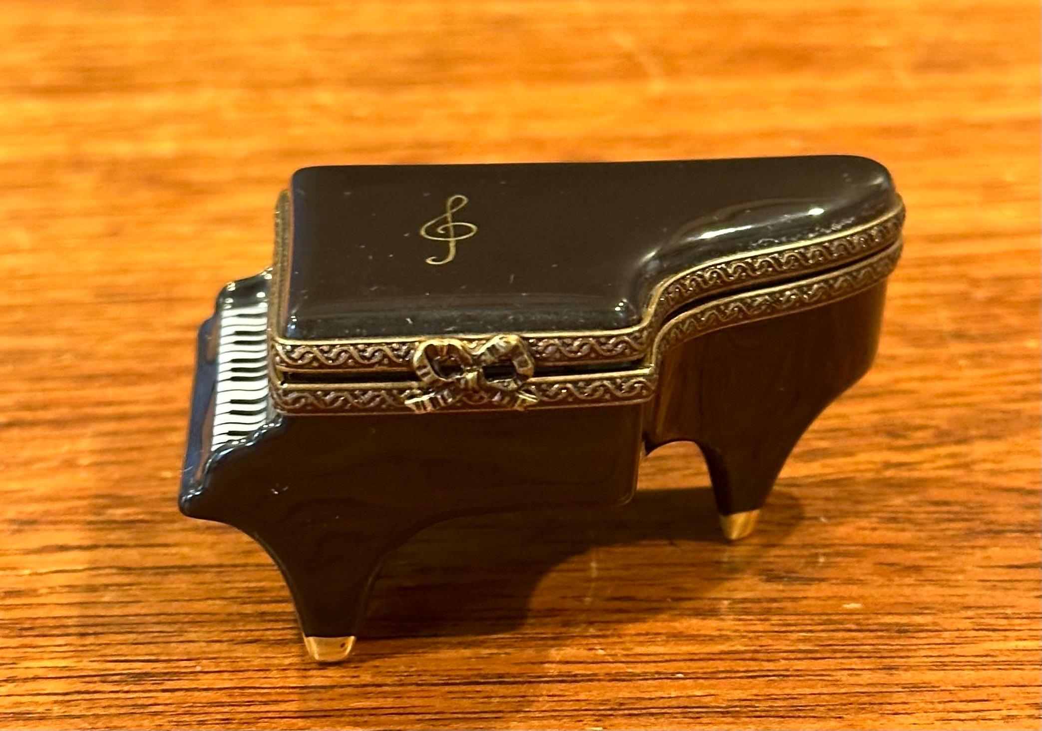 Porcelain Peint a la Main Vintage Grand Piano Trinket Box by Limoges In Good Condition For Sale In San Diego, CA