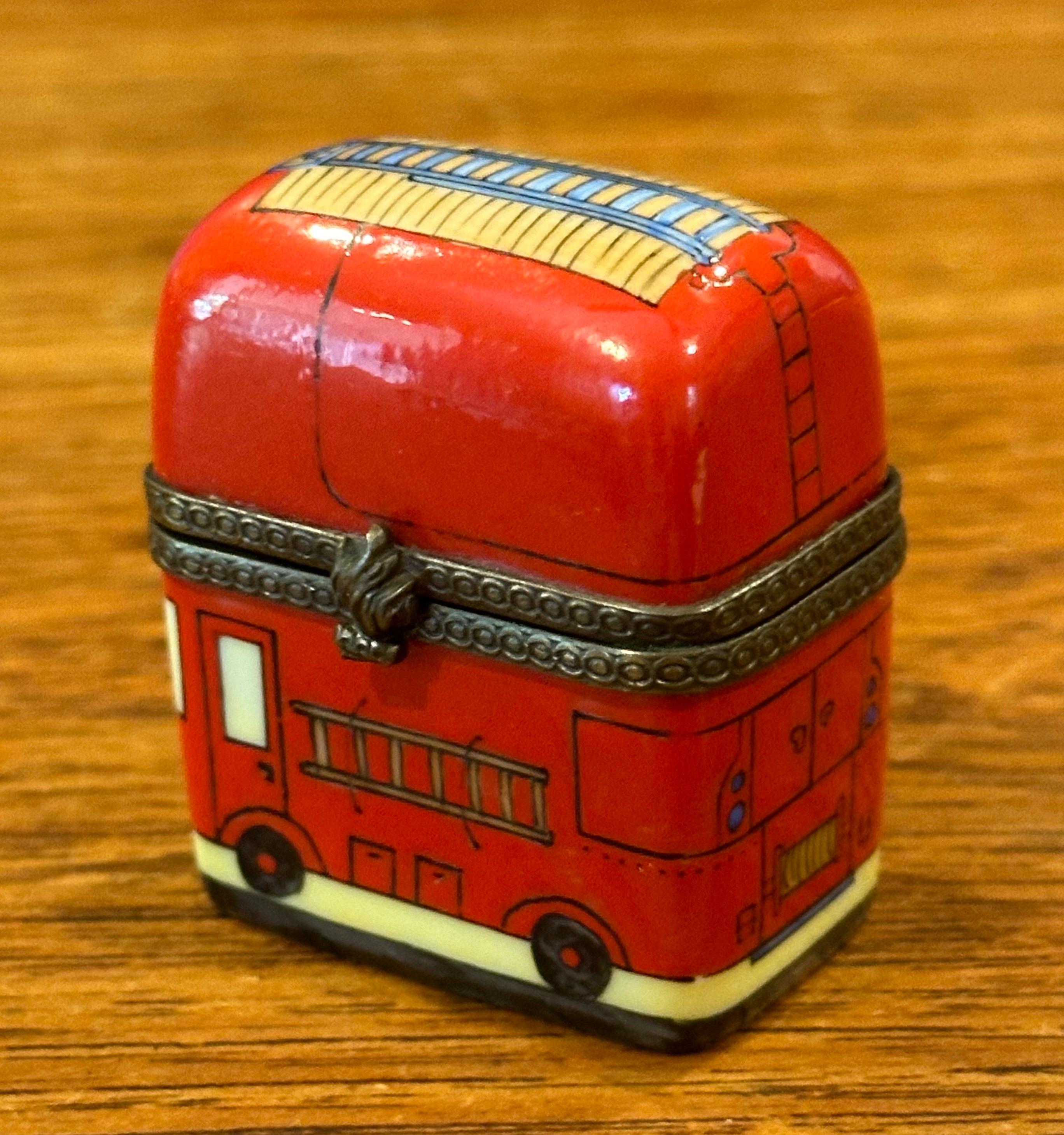 Caja de baratijas de porcelana Peint Main Vintage Fire Truck de Limoges en venta 3